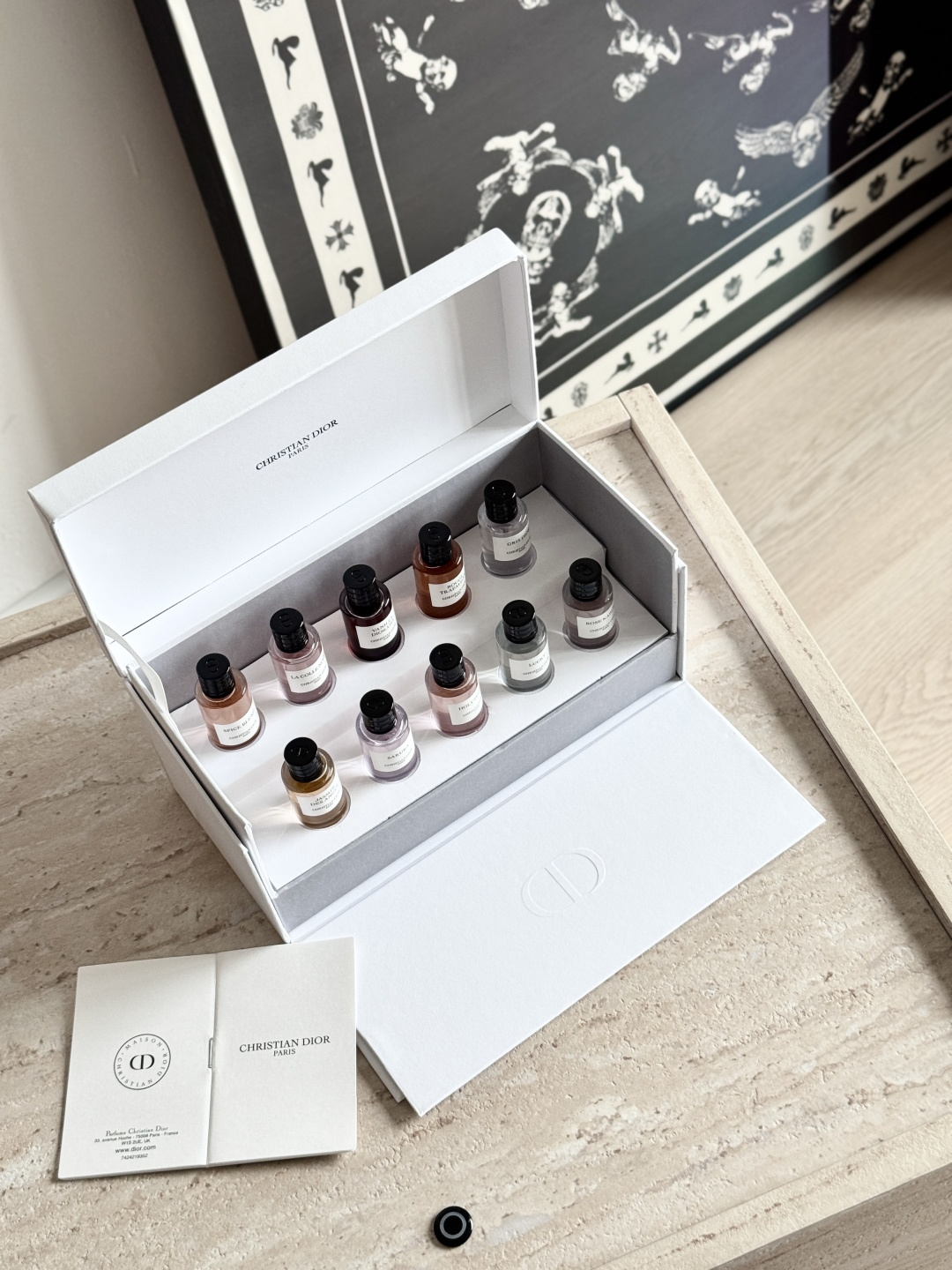 NO:811746,remember!  !  A collector's edition that money can't buy!  Just check the information and you will know how difficult it is to buy!  Even formal wear is hard to find!  Not to mention this kind of sample gift box!  Not everyone can get it, so I won’t talk about the ones on the market!  !  ,perfume19860909记住！！ 有钱买不到的珍藏版！ 有多难买自己查下资料就知道了！ 连正装都难求！更何况这种小样礼盒！ 不是谁都能拿到,市面上那些东西我就不说了！！,香水,accessory