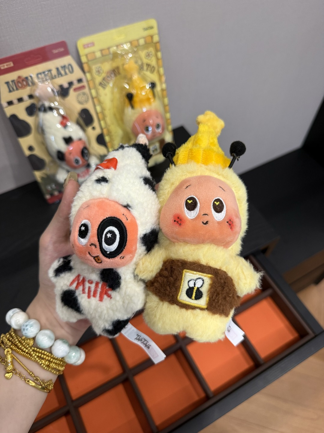 NO:850093,Once you touch the real thing, you will understand its value. The plush is dense and does not shed any lint!  !  !  The face embroidery is exquisitely crafted and is perfect for collection or daily hanging.,19860909摸过实物就懂值在哪 毛绒密实不掉毛！！！ 脸蛋刺绣做工精致,不管是入坑收藏还是日常挂饰都绝.,,accessory