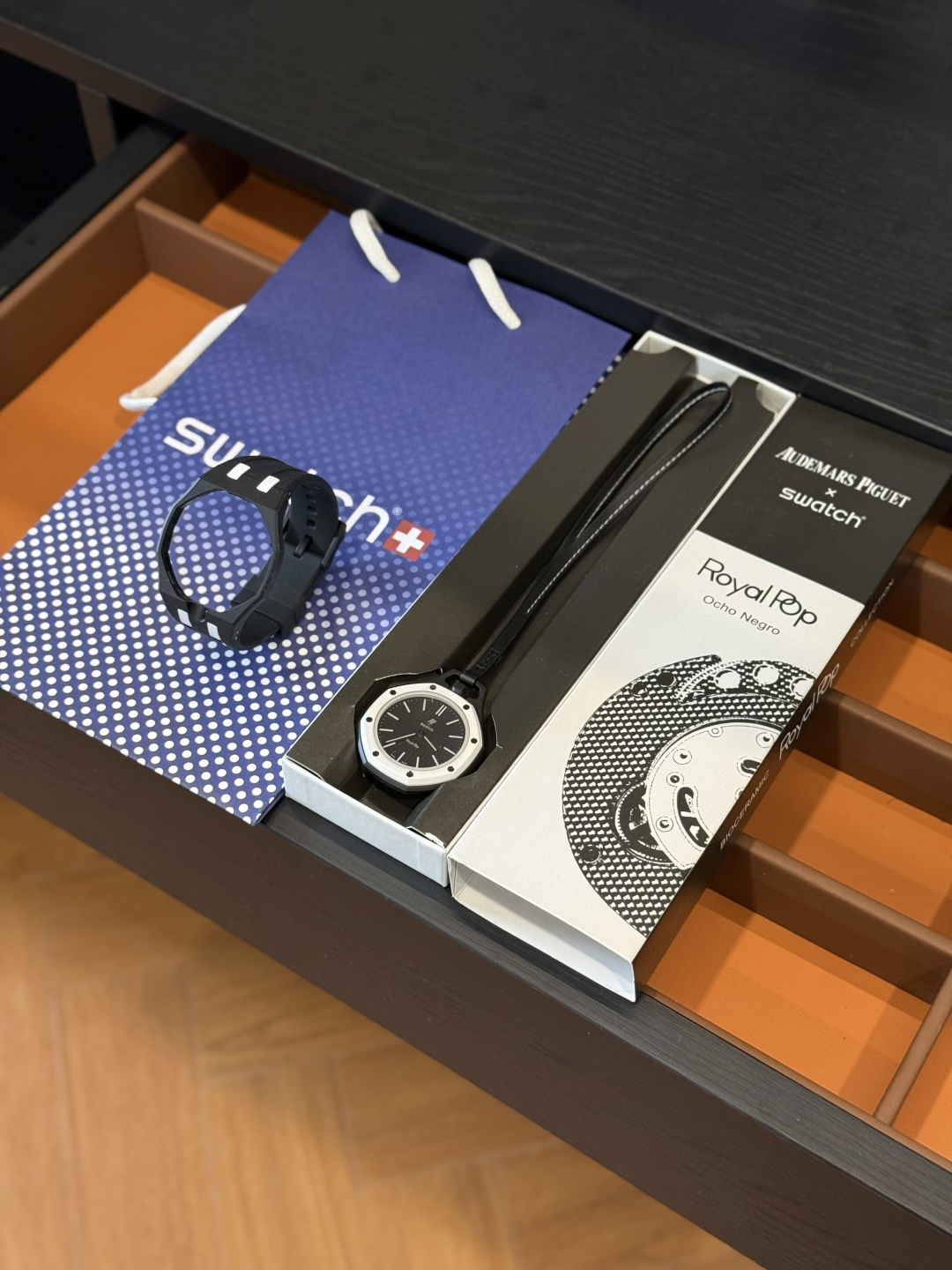 NO:879225,The classic black and white color scheme has the most traditional Royal Oak flavor and is more suitable for boys to wear. Trendy Department Store19860909经典的黑白配色 则最有传统皇家橡树的味道 也比较适合男生佩戴,潮品百货,accessory
