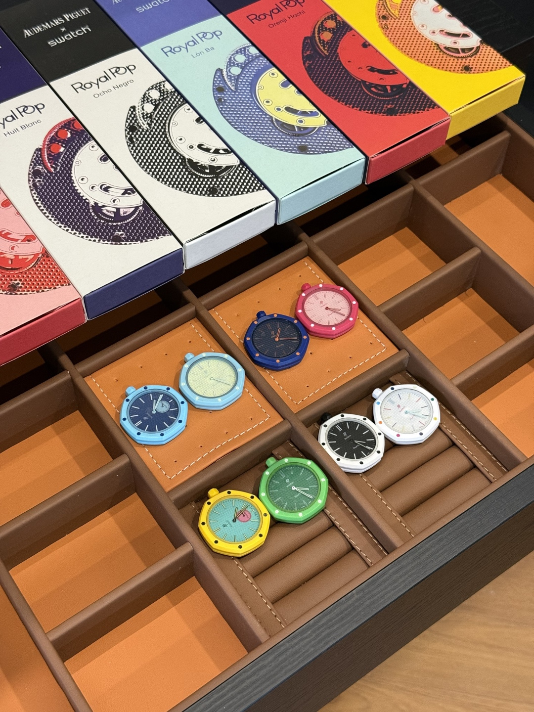 NO:879217,It completely retains the core visual symbols of the octagonal bezel, 8 hexagonal screws, etitTaisserie small checkered dial, and Bioceramic bioceramic case. This cooperation is not to copy Royal Oak, but to extract the design language and make it a more relaxed and trendy watch item. Chaopin Department Store19860909它完整保留了最核心的视觉符号 八角形表圈、8颗六角螺丝、etitTaisserie小格纹表盘 加上Bioceramic生物陶瓷表壳 这次合作并非复刻RoyalOak 而是把设计语言抽离出来 做成更轻松、更潮流的钟表单品.,潮品百货,accessory