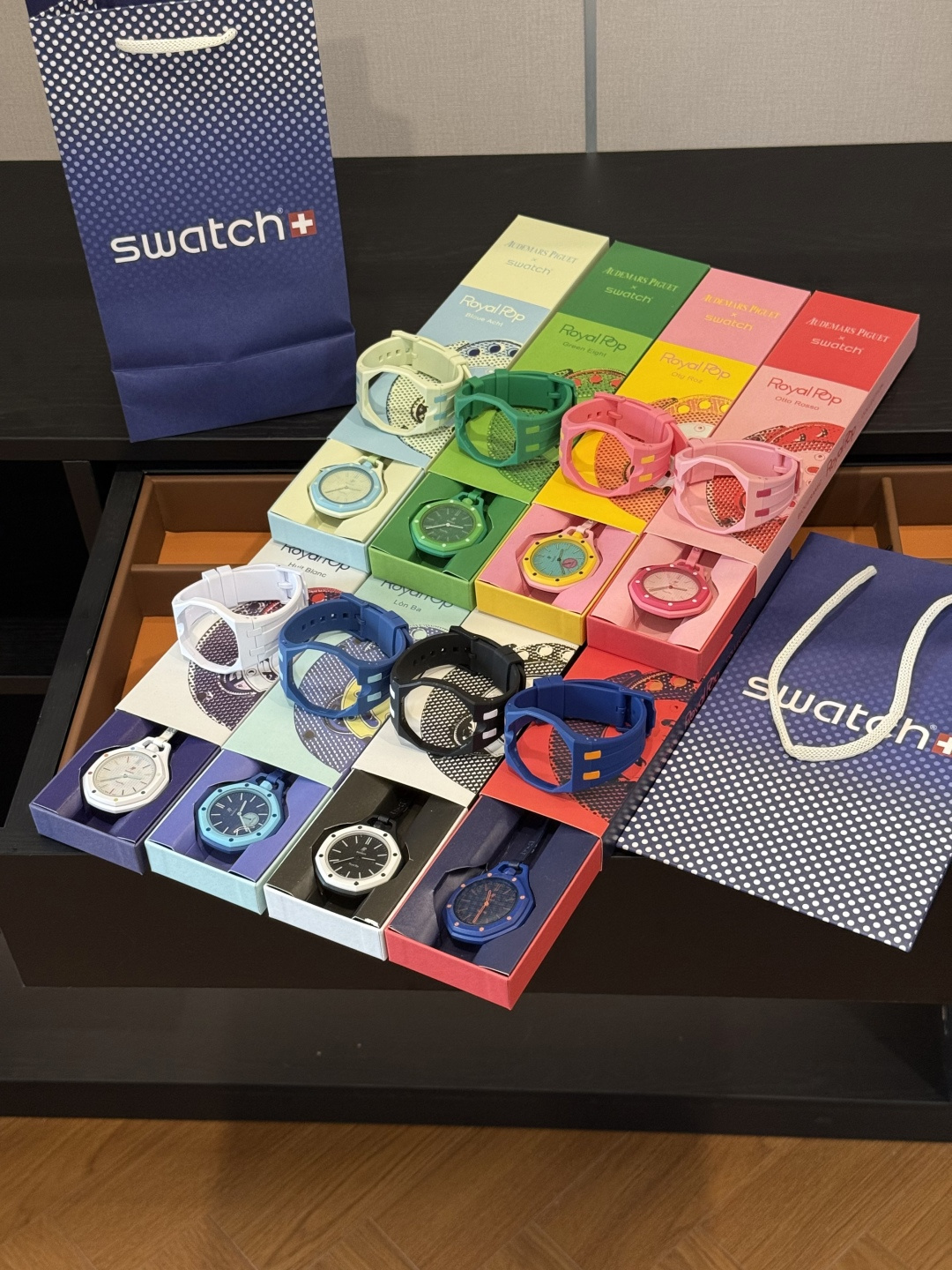 NO:879192,The watch case is made of Swatch’s exclusive patented material, bioceramic biosource material (from castor oil), which feels silky and matte to the touch, and is super durable, environmentally friendly and high-end, trendy department store, stuart weitzman19860909表壳用的是Swatch独家专利物料 生物陶瓷生物来源物料（来自蓖麻油）摸起来是丝滑雾面质感,而且超级耐用,环保又高级,潮品百货,stuart weitzman,accessory