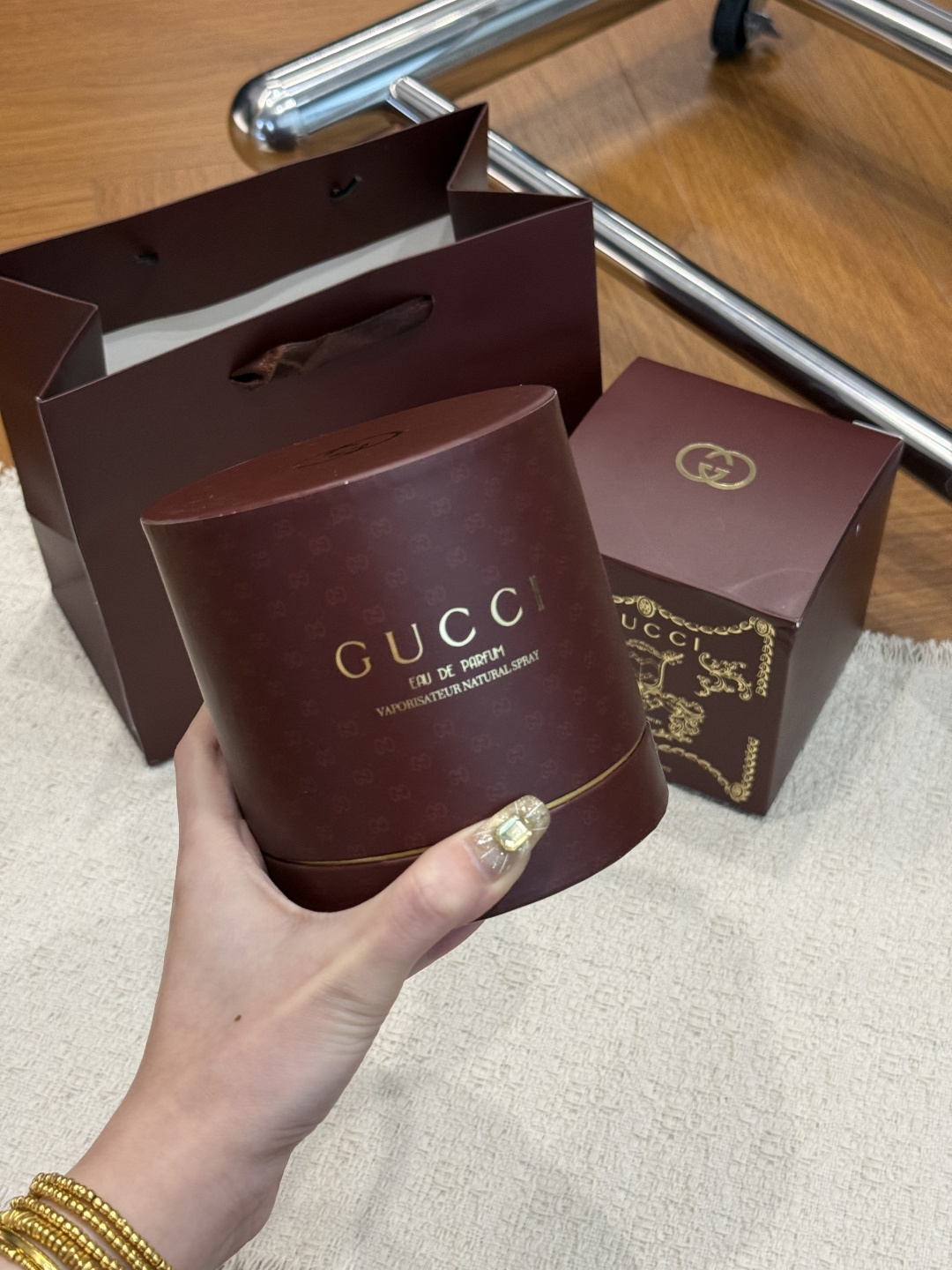 NO:879178,The brown gold drum packaging is exquisite and comes with a gift bag and gift box!  !  The texture fills your hand immediately!  !  ,perfume19860909棕金圆桶包装巨精致 自带礼袋礼盒！！ 拿在手上质感直接拉满！！,香水,accessory