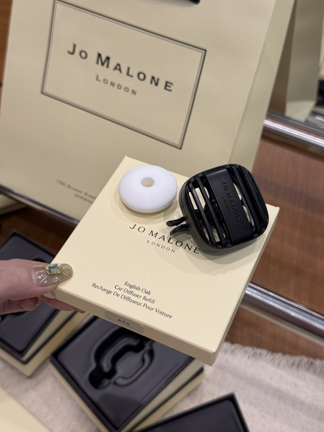 NO:894186,For those who like high-end fragrances!  Definitely a fan of this restrained, clean, natural scent!  Jo Malone Car Aromatherapy completely avoids the heavy and strong fragrances on the market. Car Aromatherapy, Home Fragrance, Candles19860909对于喜欢高级香调的！ 绝对会偏爱这种克制、干净的自然香气！ 祖玛珑车载香薰完全避开了市面上厚重浓烈的调调.,车载香薰.居家香氛.蜡烛,accessory