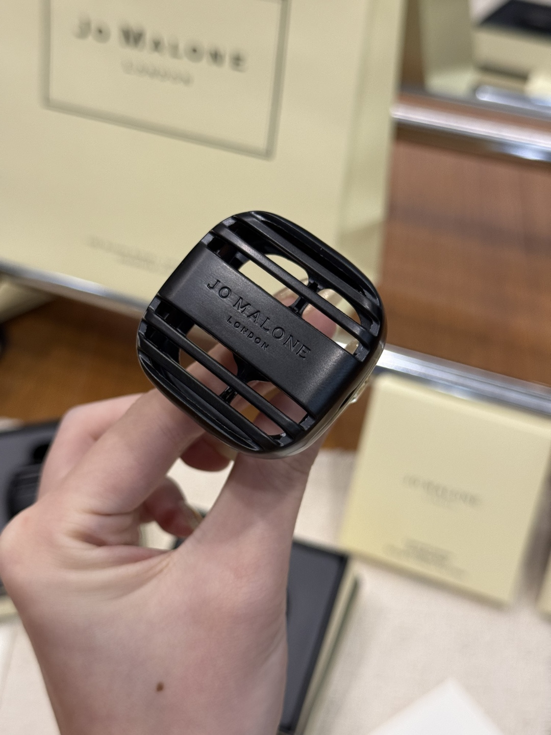 NO:894172,Clip-on design ensures stable installation without blocking the air outlet!  !  The aroma diffuses naturally with the air-conditioned wind, not pungent or strong, suitable for car aromatherapy, home fragrance and candles.19860909夹扣式设计 安装稳固不挡出风口！！ 香气随着空调风自然扩散,不刺鼻、不浓烈,车载香薰.居家香氛.蜡烛,accessory