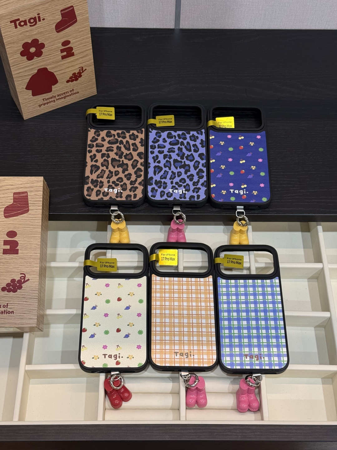 NO:938652,Multiple styles in one shell!  !  Give your phone new outfits every day!  !  Good original product!  !  Don’t buy more colors for your phone!  !  I feel good every day when I come here!  !  , mobile phone cases. small pendants. earphone cases. keychains, trendy department stores, keychain, phone cases19860909一壳多风格！！ 给手机每日换新穿搭！！ 原厂好货！！这不得给自己手机多囤几个颜色！！ 每天换着来 心情都好好的！！,手机壳.小挂件.耳机套.钥匙扣潮品百货,keychain,phone cases,accessory