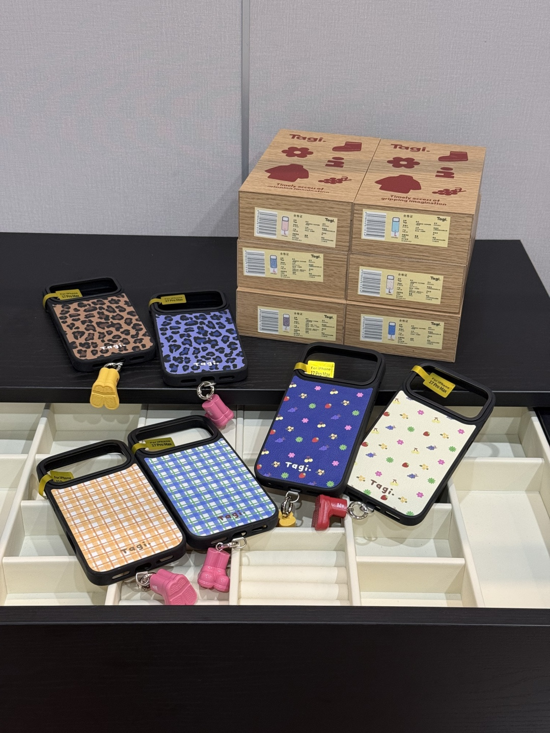 NO:938650,Branded hair straightening!  !  Each phone case weighs about 30g and the gift box looks unique!  Gift boxes for girlfriends and best friends are also very face-saving!  !  In fact, our mobile phones spend the most time with us every day!  I really need to use a better one!  !  , mobile phone cases. small pendants. earphone cases. keychains, trendy department stores, keychain, phone cases19860909品牌直发！！ 每一个手机壳重量约30g 礼盒看着也是特有质感！ 礼盒送女朋友 送闺蜜 也倍有面子！！ 每天其实手机陪伴我们自己的时间是最多的！ 真的要用一个好一点的！！,手机壳.小挂件.耳机套.钥匙扣潮品百货,keychain,phone cases,accessory