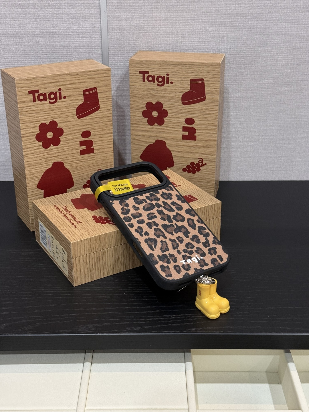 NO:938647,Delicate matte leather feel!  !  Does not stick to fingerprints, does not stain with oil, feels soft and smooth, and is not tiring to hold for a long time. Mobile phone cases. Small pendants. Headphone cases. Keychains, trendy department stores, keychains, phone cases19860909手感细腻哑光皮质触感！！ 不粘指纹、不沾油污,摸起来软糯顺滑,久握不累,手机壳.小挂件.耳机套.钥匙扣潮品百货,keychain,phone cases,accessory