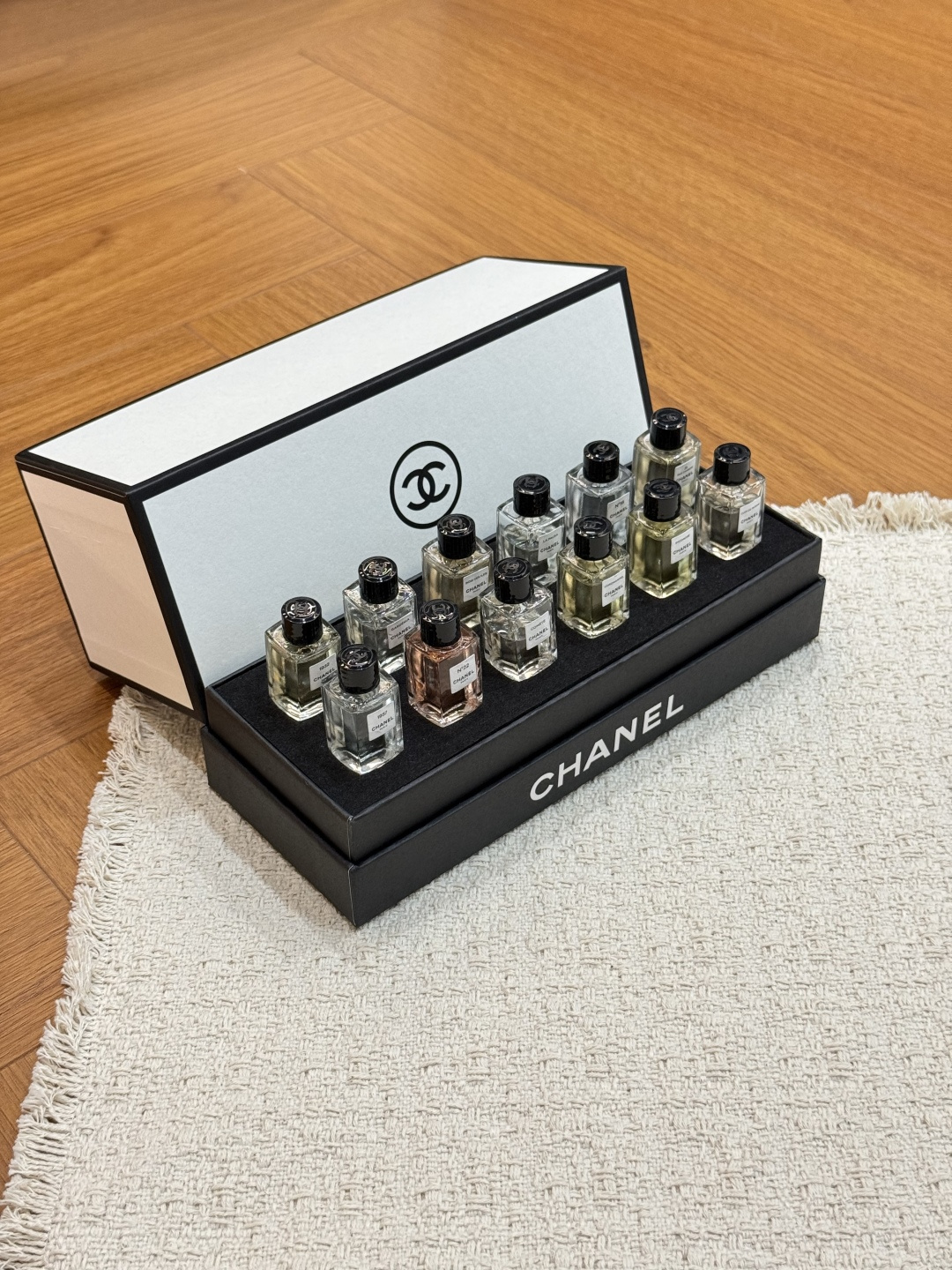 NO:919237,A box of 12 pieces in total!  !  Meet all our daily occasions!  !  1957 is gentle and lazy, the sycamore shadow wood is cool and healing, the gardenia is sweet and cute, the Russian leather is sophisticated and noble, No. 31 Cambon Street is retro and elegant. There are also oriental screens, comets, N22, French villas, island forests, N18, 1932, each one has its own unique taste and story. Perfume Trendy Department Store19860909一盒一共12支！！ 满足我们日常所有场合！！ 1957温柔慵懒、梧桐影木清冷治愈、栀子花清甜软萌、俄罗斯皮革干练贵气、康朋街31号复古优雅 还有东方屏风、彗星、N22、法式别墅、岛屿森林、N18、1932,每一支都有自己独特的味道和故事.,香水潮品百货,accessory