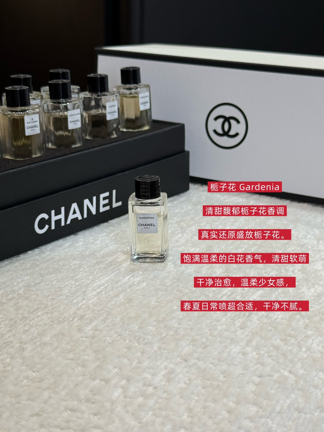 NO:919230,Who can refuse a set of Chanel Couture Collection perfume samples 8. 1957 Amber White Musk Floral Fragrance, the famous milk soap lady fragrance. Soft white musk, orange blossom, jasmine + light amber, clean and soft, high-end milky, calm and lazy, classic and versatile, suitable for both men and women, ace in atmosphere. 9. Sycomore  Pure smoky woody tone, inspired by childhood memories. Vetiver, cedar, and vanilla bring a smoky and cool woody fragrance, clean and alienating, cool and healing, neutral and high-end, minimalist and high-end, very suitable for cool temperament. 10. Island Forest Woody amber spicy fragrance, like the deep forest after the rain. The calm woody fragrance is combined with amber and spicy, calm and healing, with a relaxing forest atmosphere, quiet and calm, suitable for daily commuting, calming and healing. 11. N18  Sweet fruity amber, inspired by Place Vendôme. Honey candy scent + amber wood, sweet but not greasy, gorgeous and gentle, with retro sweet texture, exquisite and noble, very suitable for dinner dates. 12. 1932  Floral and fruity woody tone pays homage to the 1932 diamond jewelry series. Fruity aroma of pear and grapefruit + jasmine iris + vetiver, bright and sparkling, smart and elegant, clear and gorgeous, as delicate and shining as a diamond, smart and noble, trendy perfume department store, chanel19860909谁能拒绝一整套香奈儿高定珍藏香水小样 8. 1957 琥珀白麝香花香调,大名鼎鼎的奶皂贵妇香.柔和白麝香、橙花、茉莉+淡淡琥珀,干净软糯,高级奶感,从容慵懒,经典百搭,男女都适配,氛围感王牌. 9. 梧桐影木 Sycomore 纯粹烟熏木质调,灵感来自童年记忆.香根草、雪松、香草带来烟熏清冷木香,干净疏离,清冷治愈,中性高级,极简高级感,很适合清冷气质. 10. 岛屿森林 木质琥珀辛香调,像是雨后幽深森林.沉稳木香搭配琥珀与辛香,沉静治愈,自带松弛的森系氛围感,安静沉稳,适合日常通勤,安神治愈. 11. N18 甜蜜果香琥珀调,灵感源自旺多姆广场.蜜糖果香+琥珀木质,甜而不腻,华丽温柔,带着复古甜润质感,精致贵气,晚宴约会很合适. 12. 1932 花香果香木质调,致敬1932钻石珠宝系列.梨与葡萄柚果香+茉莉鸢尾+香根草,明亮闪耀,灵动优雅,清透华丽,像钻石一样精致闪耀,灵动贵气,香水潮品百货,chanel,accessory
