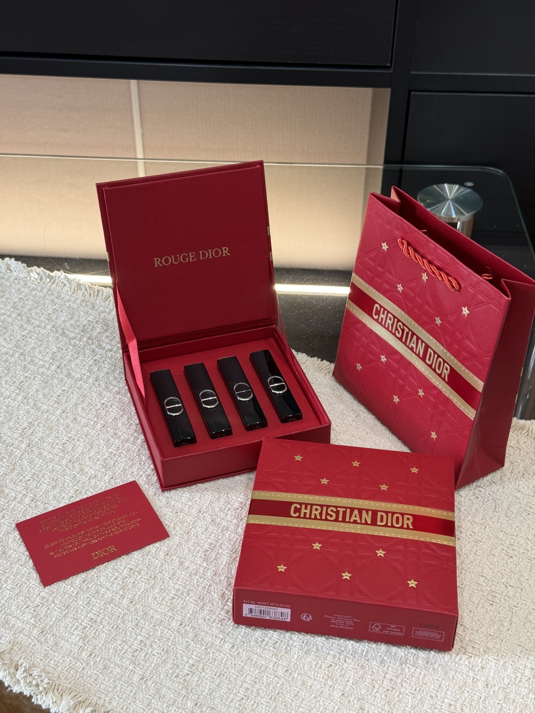 NO:938622,Classic red box with star pattern packaging, a perfect gift for good looks. 4 popular thin tube sample lipsticks, a full set of gentle nude shades!  !  , lipstick. lip glaze. lipstick trendy department store19860909经典红盒星纹包装,送礼颜值王者 4支热门细管小样唇膏,全套温柔裸调色系！！,口红.唇釉.唇膏潮品百货,accessory