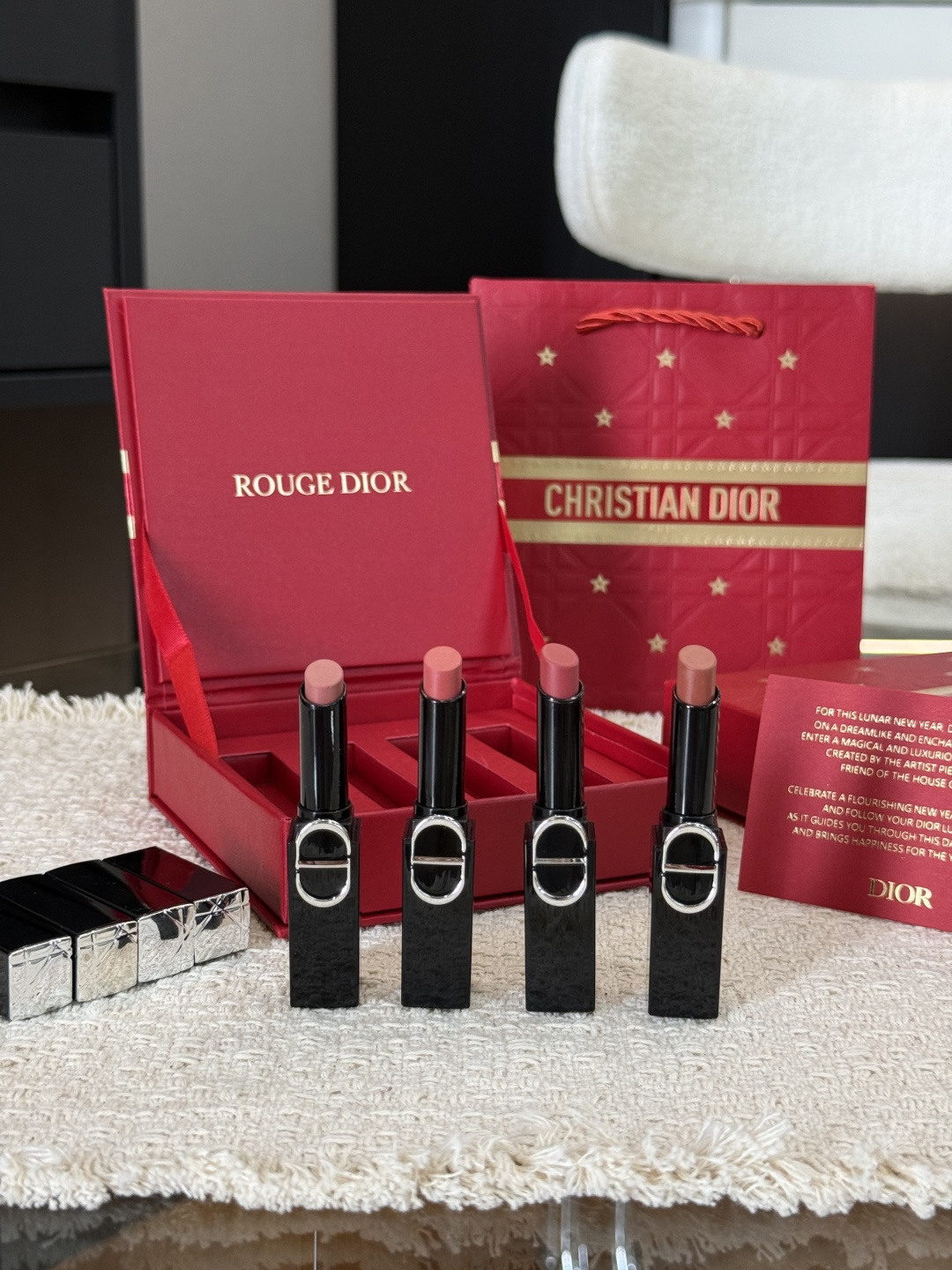 NO:938619,A set that brings together the essential colors for all seasons!  !  !  It doesn’t really smell good!  !  Daily makeup looks relaxed and luxurious, and it is straight away full-on!  !  It’s so small that we can carry it with us wherever we go, so it’s convenient for us to touch up our makeup!  !  , lipstick. lip glaze. lipstick trendy department store19860909一套集齐四季刚需色！！！真的不太香！！ 日常妆容松弛高级感直接拉满！！ 小小一只 随身携带 也好方便我们补妆！！,口红.唇釉.唇膏潮品百货,accessory