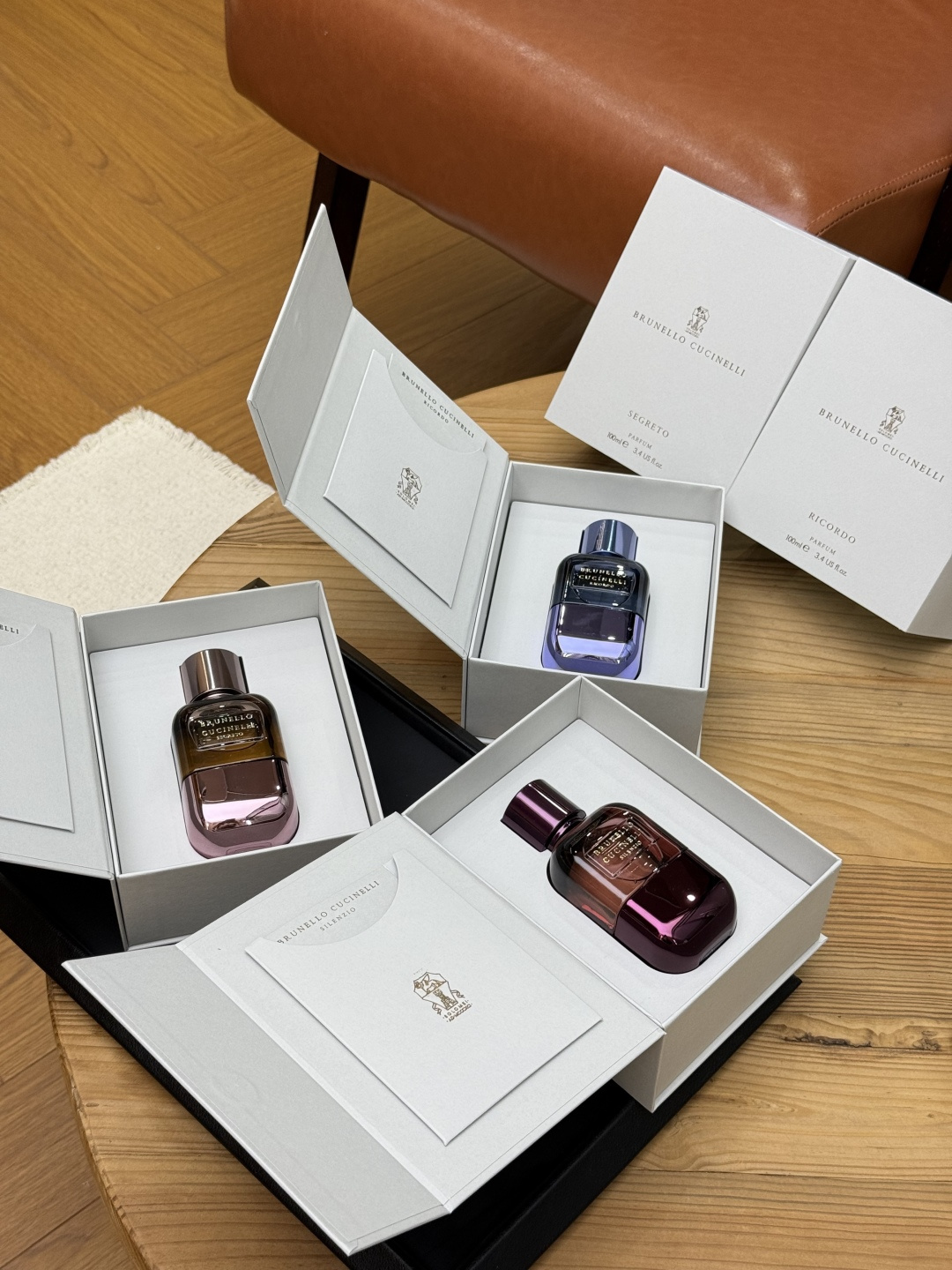 NO:939228,Each box comes with an original instruction card, envelope-style storage, and the details are well done!  !  , perfume and trendy department store19860909每盒都附带原版说明书卡片,信封式收纳,细节做得很到位！！,香水潮品百货,accessory