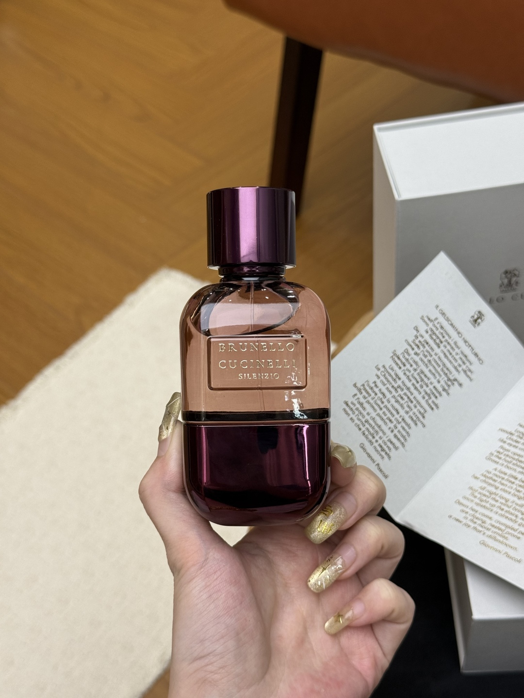 NO:939221,The bottle is made of two-color layered gradient glass!  !  Paired with a metal bottle cap, it feels heavy and weighty in your hand. Perfume Trendy Department Store19860909瓶身是双色分层渐变玻璃！！ 搭配金属质感瓶盖,拿在手里沉甸甸很有分量.,香水潮品百货,accessory