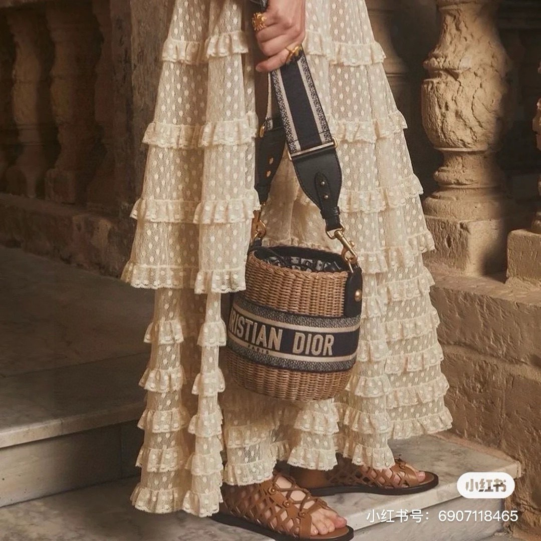 NO:225457,Dior straw woven bag pure handmade rafficient straw woven bag, summer style straw woven bag, beach style, 20*15 hat straw hat fisherman hat baseball hat knit hat, hat, dior, dior, espadrilles, espadrilles, hats19860909Dior迪奥草编包 纯手工拉菲草包,夏日风情草编包,沙滩风情,20*15帽子草帽渔夫帽棒球帽针织帽,帽子,dior,dior,espadrilles,espadrilles,hats,hat