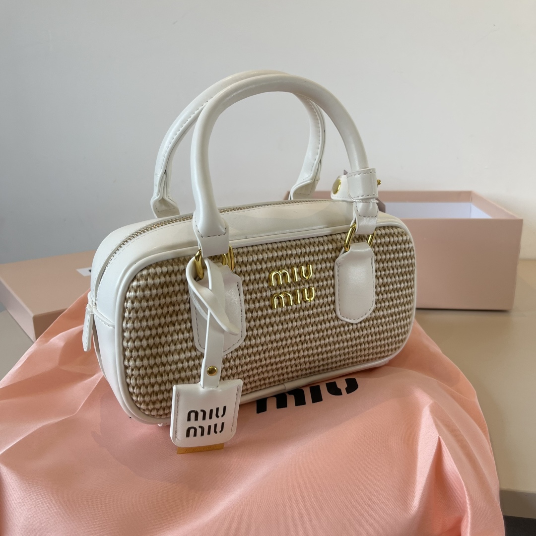 NO:225446,Miu Miu Miu's new spring and summer bowling bag is made with the signature design of Miumiu. The front Miumiu logo is full of retro academy style, and the zipper opening and closing design is convenient and safe. The inner capacity is large and it is very capable of fitting. It is enough to carry it when you go out. The fixed round handle can be carried by hand and can be held by hand, and the adjustable and removable leather shoulder strap is also perfect for crossbody. The upper body is both beautiful and comfortable. You can hold it in any occasion, salt or sweet!  Size 22-9-12cm hat Straw hat Fisherman hat Baseball hat Knit hat, hat, miumiu, espadrilles, hats19860909Miu Miu缪缪 春夏新款保龄球包 结合miumiu标志性的设计制作而成 正面Miumiu的Logo字母标,充满复古学院气息,拉链开合设计,方便又安全 内里容量很大,很能装,日常出门背它够够的.固定的圆形手柄可手拎可手挽,可调节可拆卸皮革肩带单肩斜挎也是妥妥的,上身既好看又舒适.任何场合都能hold的住,可盐可甜！ 尺寸22-9-12cm帽子草帽渔夫帽棒球帽针织帽,帽子,miumiu,espadrilles,hats,hat