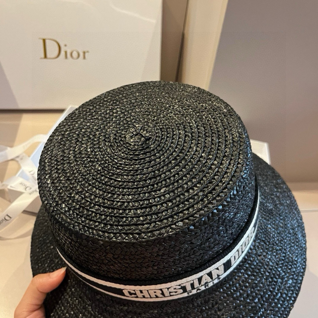P。高版本
Dior迪奥官方款麦秆草帽，高密度制作，一顶超级有品位的草帽了~出街首选！帽型超美腻颜色妥妥