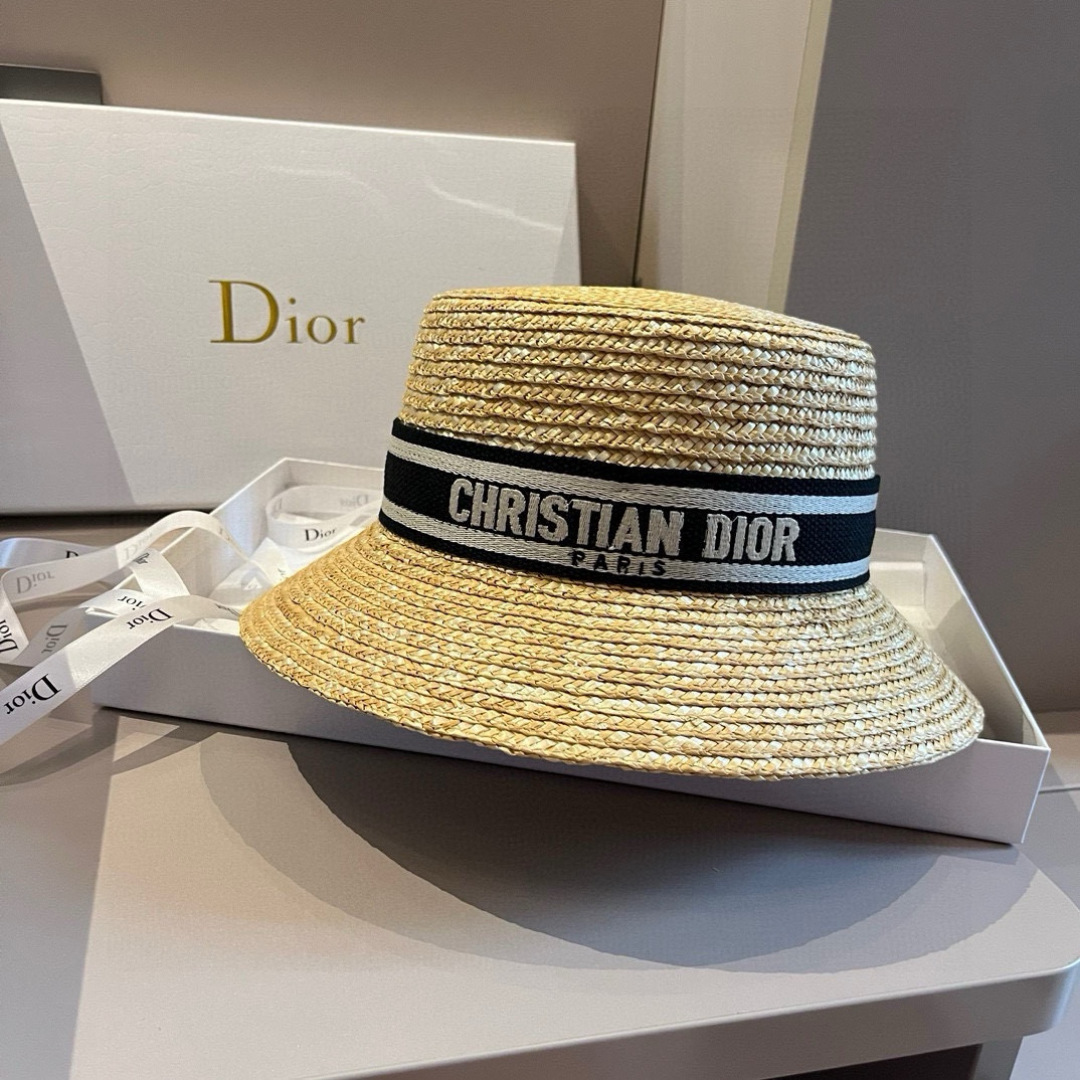P。高版本
Dior迪奥官方款麦秆草帽，高密度制作，一顶超级有品位的草帽了~出街首选！帽型超美腻颜色妥妥