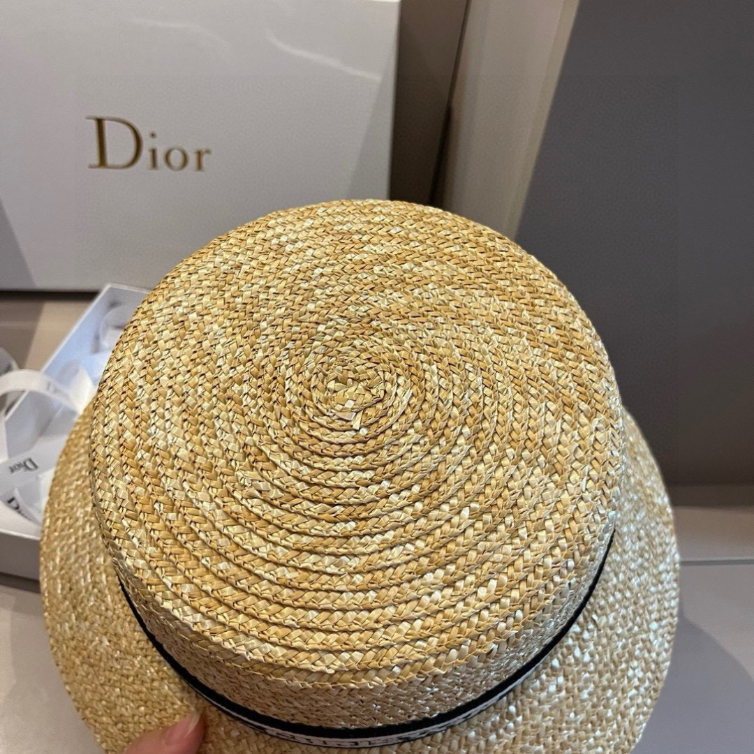 P。高版本
Dior迪奥官方款麦秆草帽，高密度制作，一顶超级有品位的草帽了~出街首选！帽型超美腻颜色妥妥