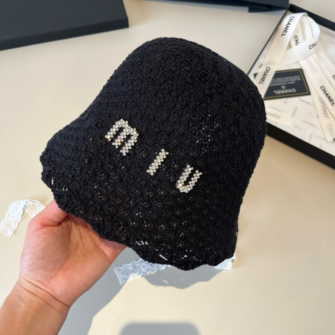 P

缪缪miumiu新款小圆帽，搭配蕾丝防风绳，小清新 头围57
