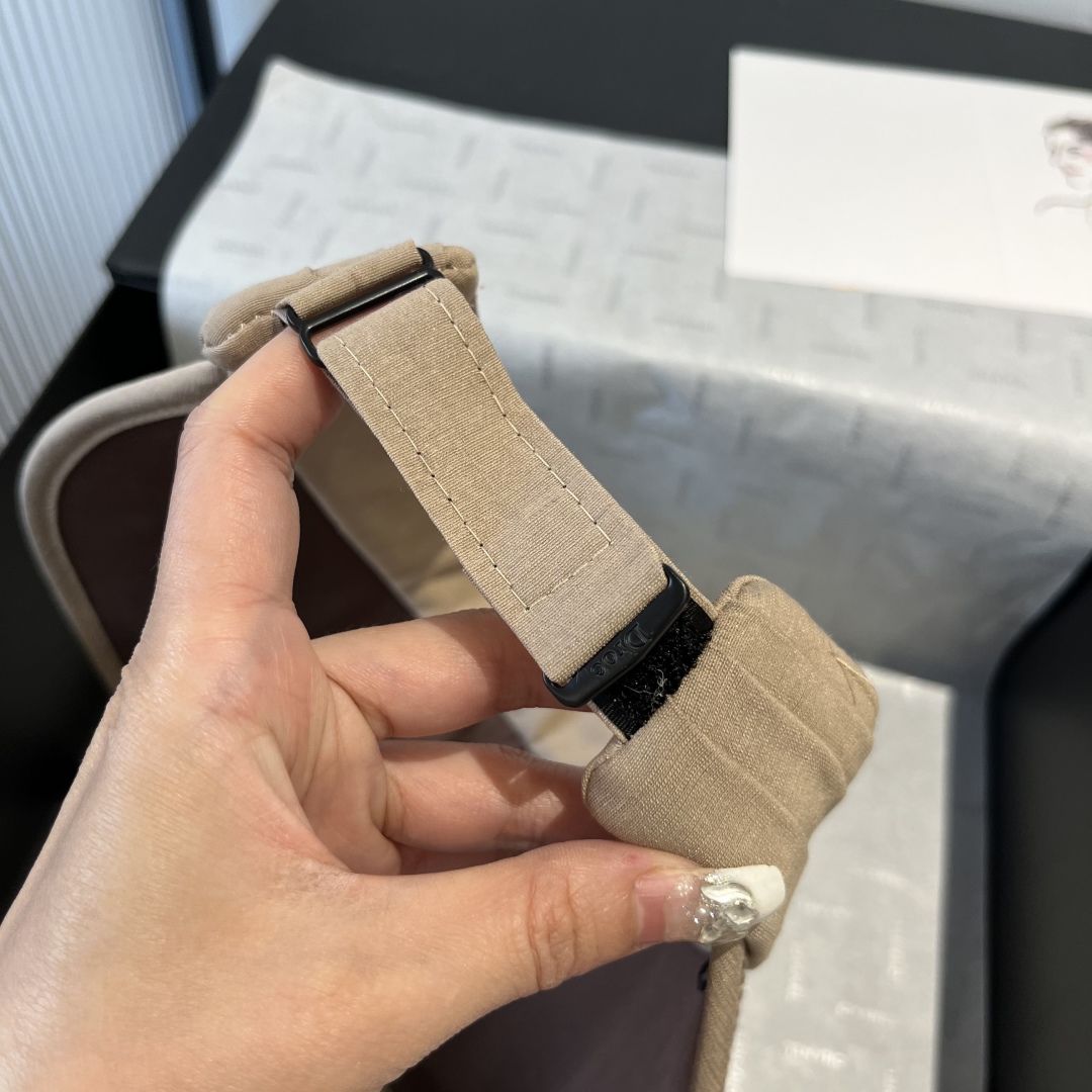 P

lulu潮牌空顶鸭舌帽