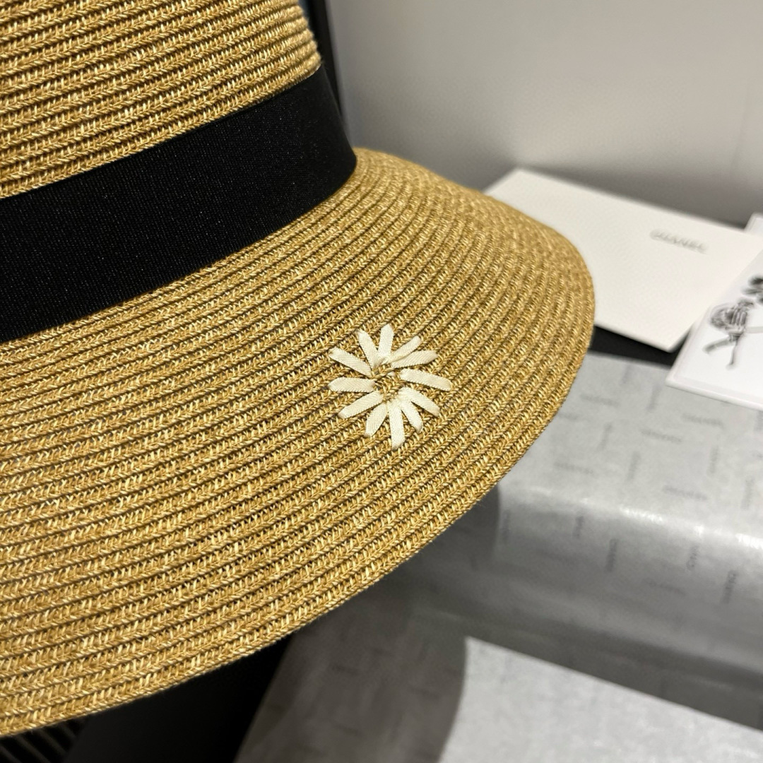 P

Celine赛琳新款草帽，纯手工钩织花朵，重工定制，头围57cm