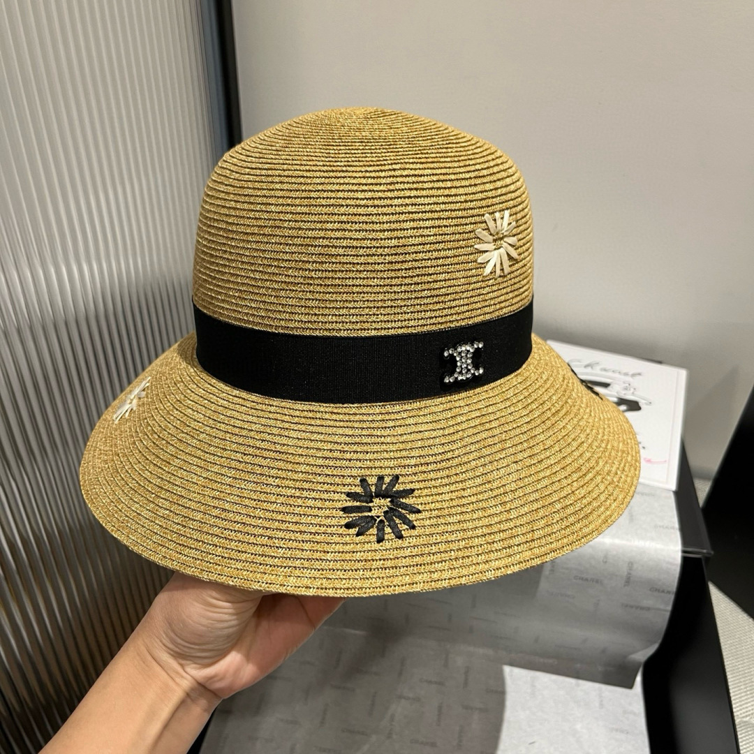 P

Celine赛琳新款草帽，纯手工钩织花朵，重工定制，头围57cm