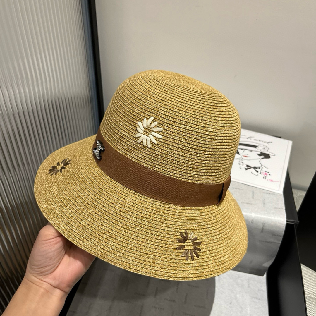 P

Celine赛琳新款草帽，纯手工钩织花朵，重工定制，头围57cm