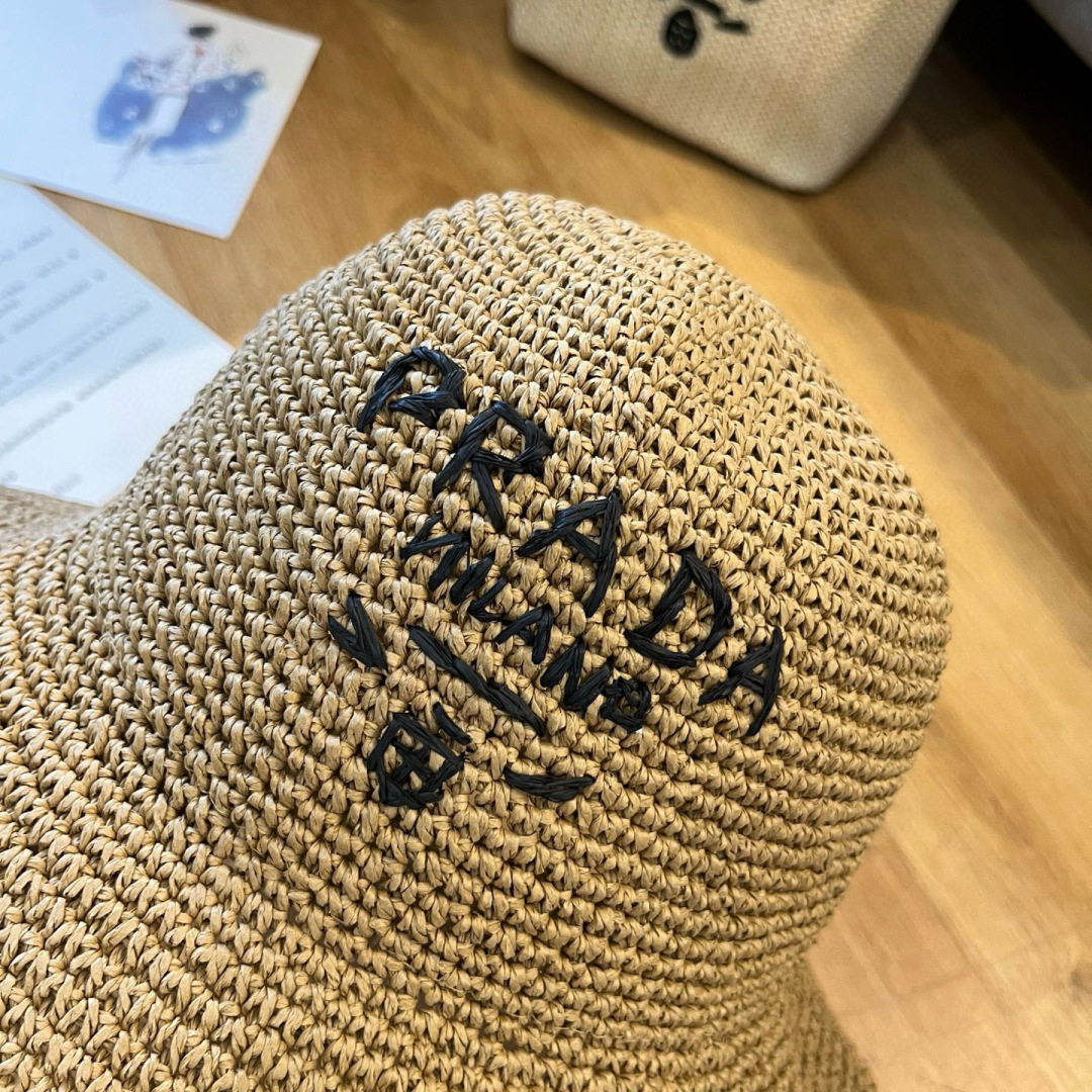 P

PRADA普拉达2025夏款折叠草帽，纯收工钩织，头围57cm，可折叠