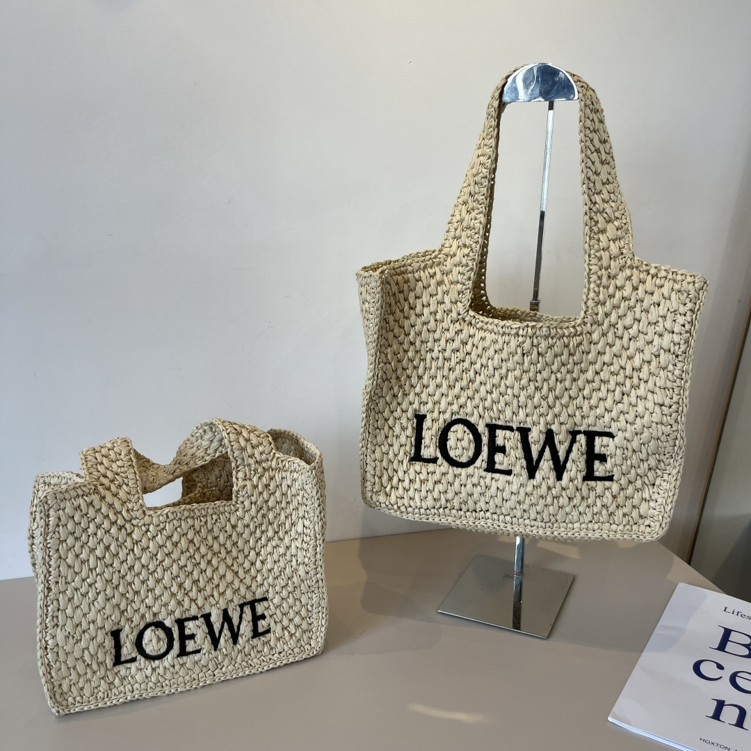 NO:226965,Small 120 Loewe Straw Wearing Tote Straw Wearing Bags are coming again, easily becoming the new favorite of this season! Whether it is traveling on a daily basis or shopping on holidays, the bag with a high appearance rate always reminds people of warm seasons and comfortable beach time. It is woven from Rafia, with a fresh and natural texture, and it has a summer style from vision to touch, injecting elegant essence into the bag with a distinctive structure. 24.19. Hat Straw Hat Fisherman's Hat Baseball Hat, hat, loewe, loewe, espadrilles, espadrilles, totes, hats19860909小号120 罗意威 Loewe 草编托特包草编包的趋势再度袭卷而来,轻松成为本季新宠！不论日常出游或是假日逛街,出镜率超高的包款总让人联想到温暖的季节和愜意海滩时光.由拉菲草编织而成,质地清新自然,从视觉到触感都自带夏日风情,为结构感鲜明的包款注入优雅精髓尺寸24.19.帽子草帽渔夫帽棒球帽,帽子,loewe,loewe,espadrilles,espadrilles,totes,hats,hat