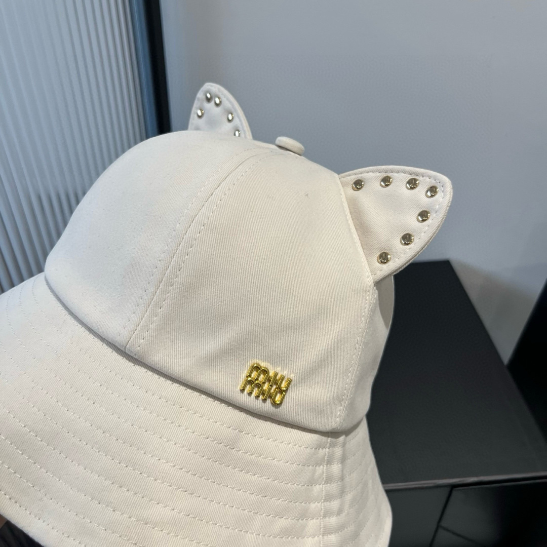 P

缪缪miumiu春夏款猫耳朵柳丁渔夫帽，纯棉面料，做工高级，头围57cm