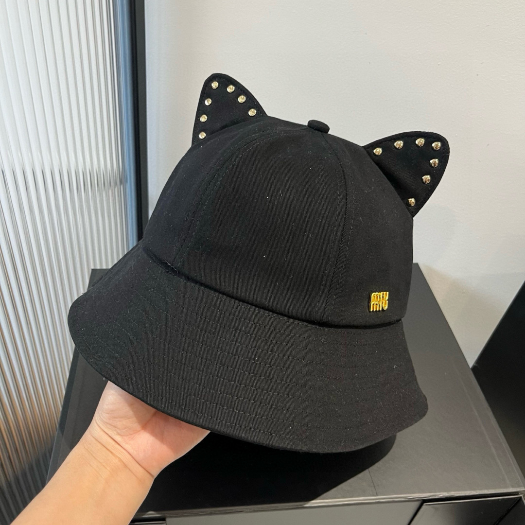P

缪缪miumiu春夏款猫耳朵柳丁渔夫帽，纯棉面料，做工高级，头围57cm