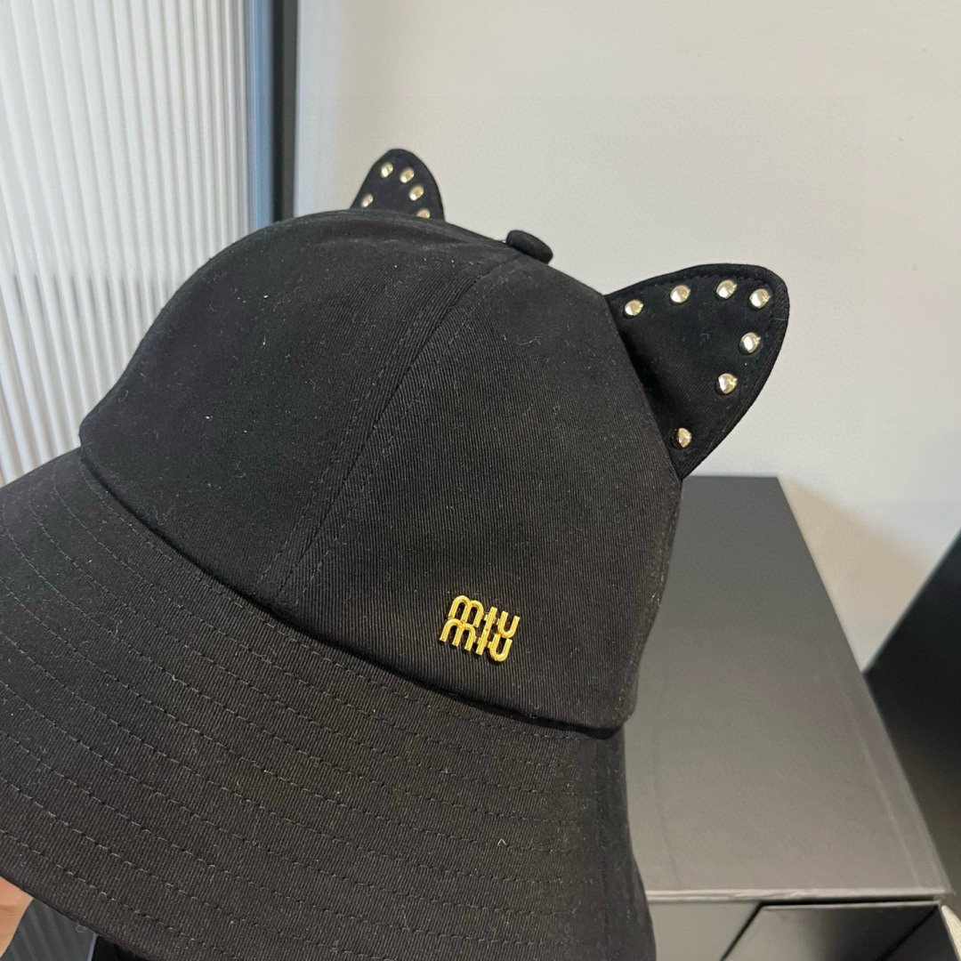 P

缪缪miumiu春夏款猫耳朵柳丁渔夫帽，纯棉面料，做工高级，头围57cm