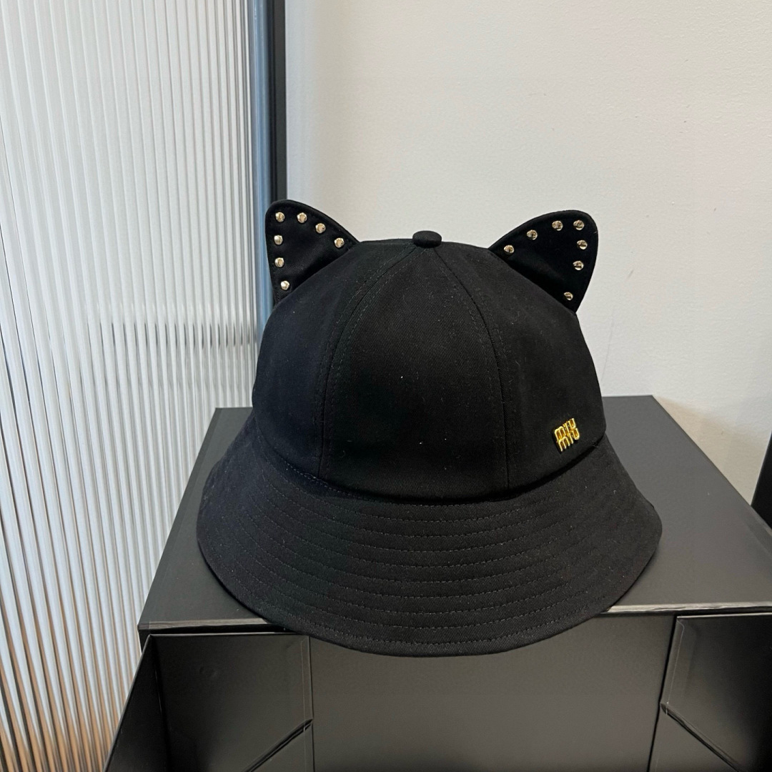 P

缪缪miumiu春夏款猫耳朵柳丁渔夫帽，纯棉面料，做工高级，头围57cm