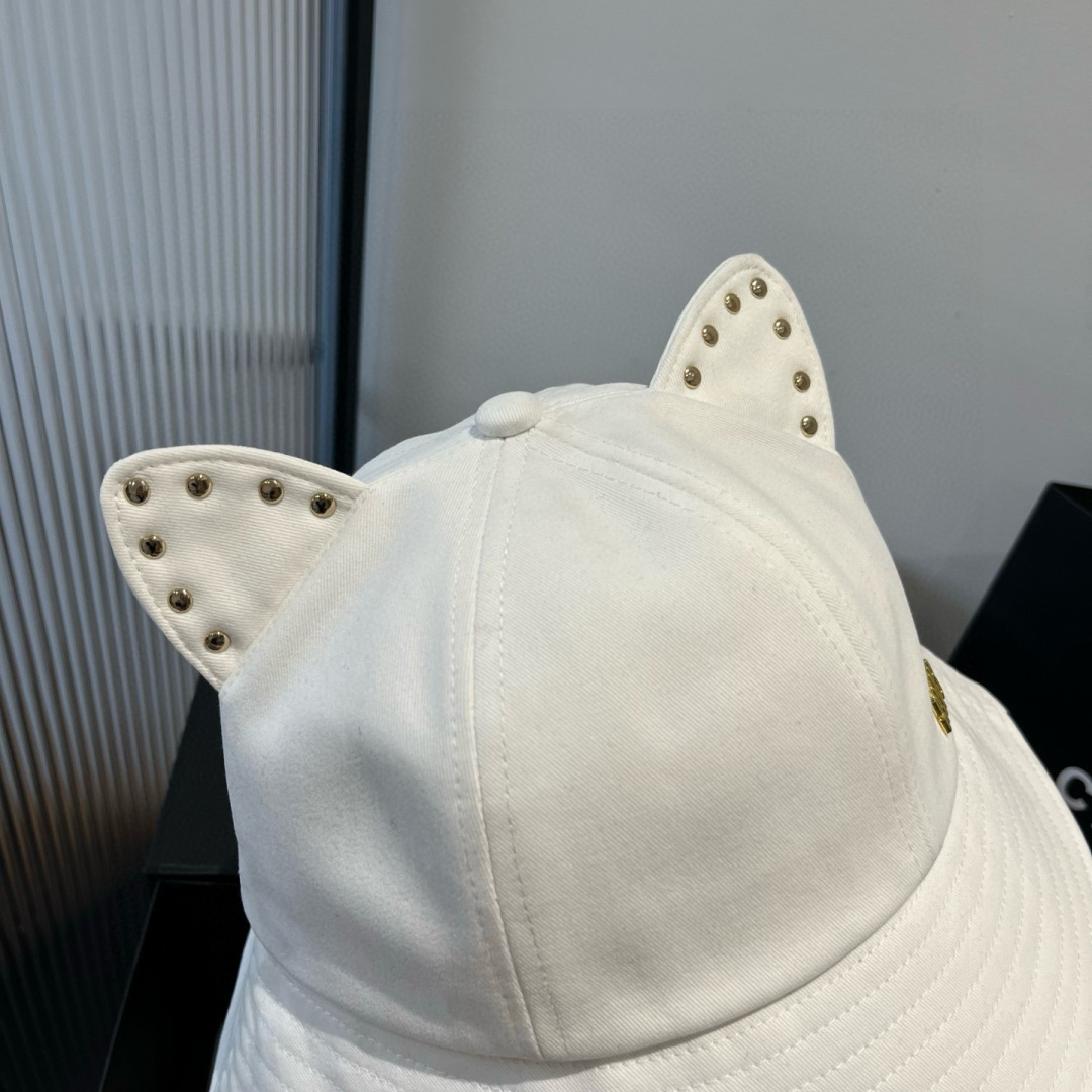 P

缪缪miumiu春夏款猫耳朵柳丁渔夫帽，纯棉面料，做工高级，头围57cm