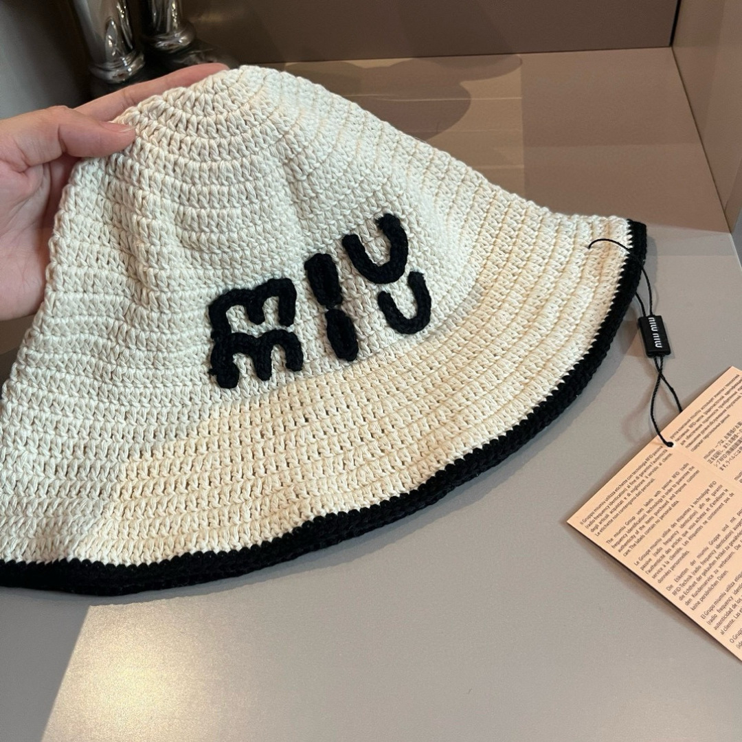 P

缪缪miumiu专柜新款针织渔夫帽，官方新款 细节图待上