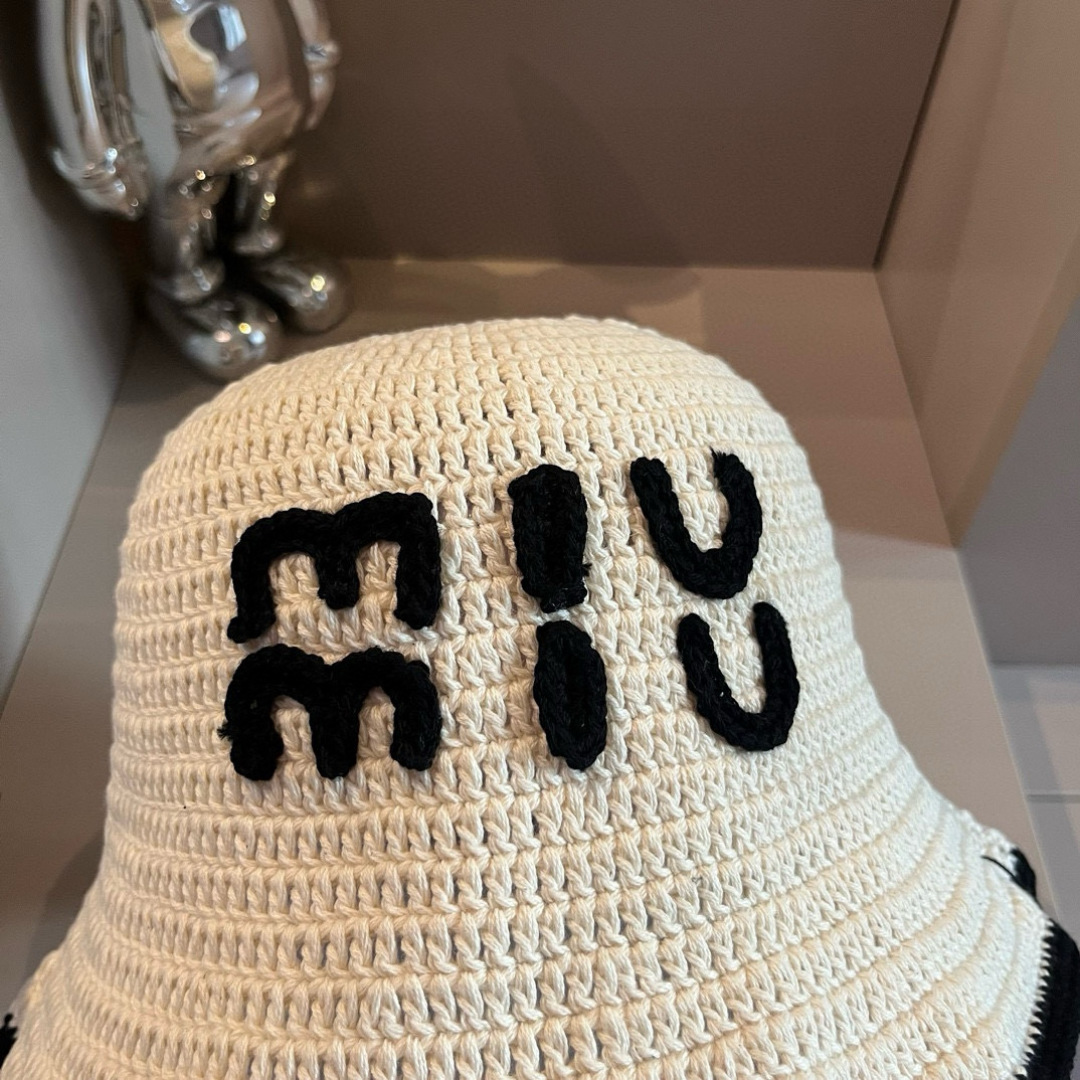 P

缪缪miumiu专柜新款针织渔夫帽，官方新款 细节图待上