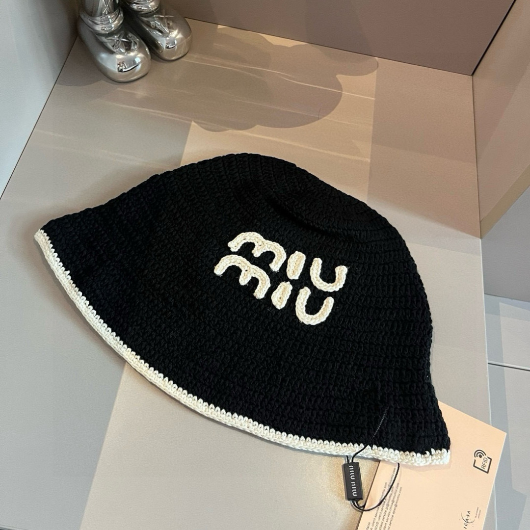 P

缪缪miumiu专柜新款针织渔夫帽，官方新款 细节图待上