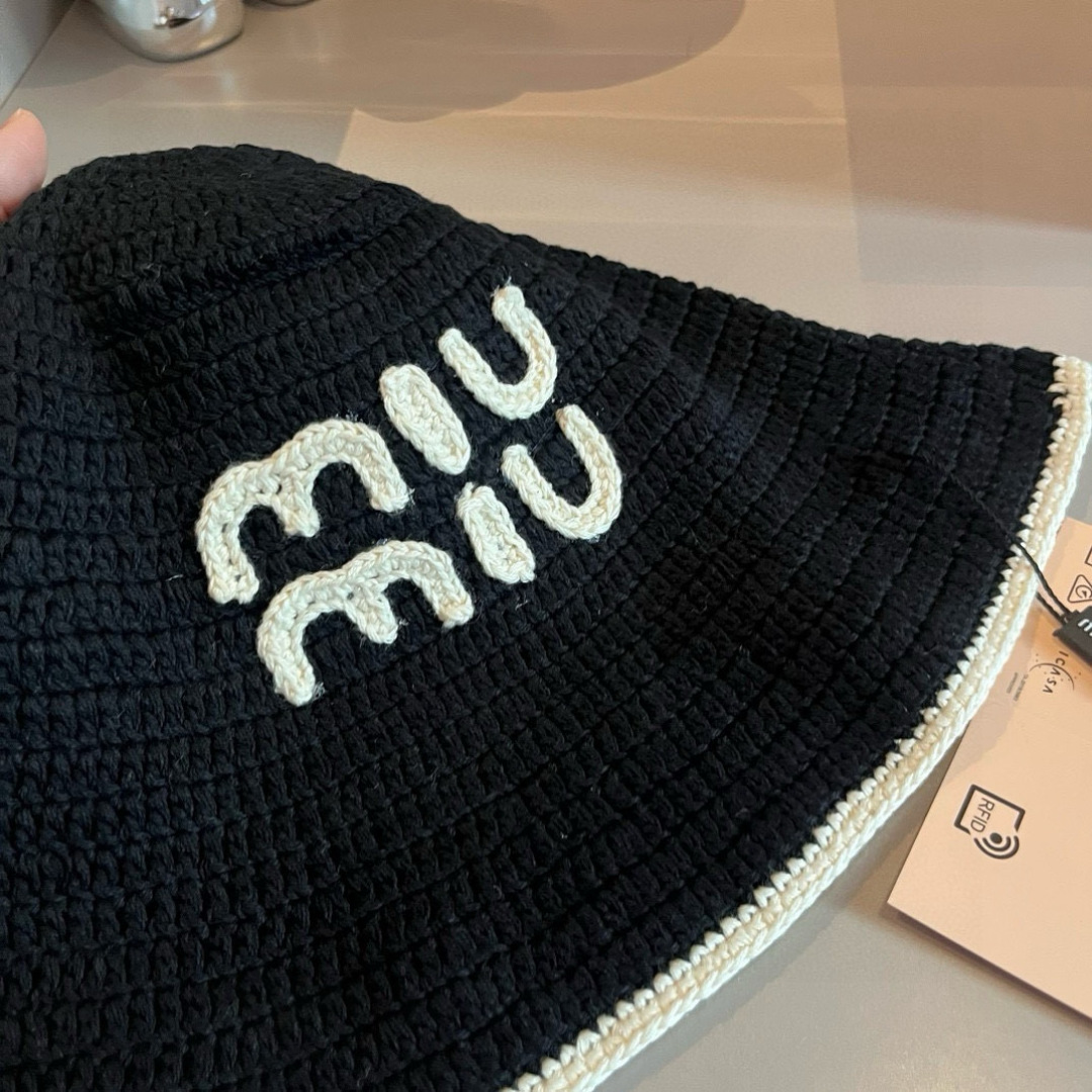 P

缪缪miumiu专柜新款针织渔夫帽，官方新款 细节图待上