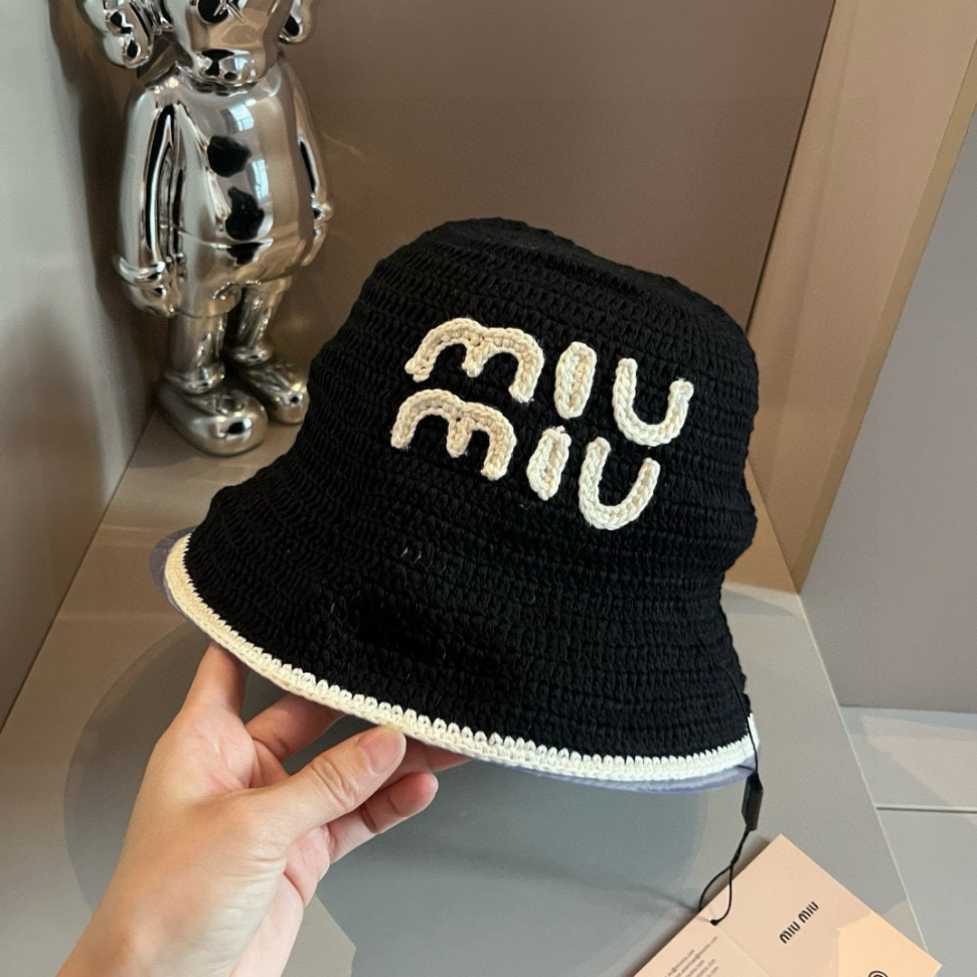 P

缪缪miumiu专柜新款针织渔夫帽，官方新款 细节图待上