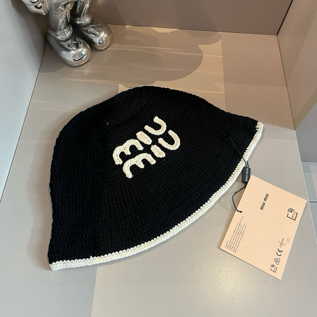 P

缪缪miumiu专柜新款针织渔夫帽，官方新款 细节图待上