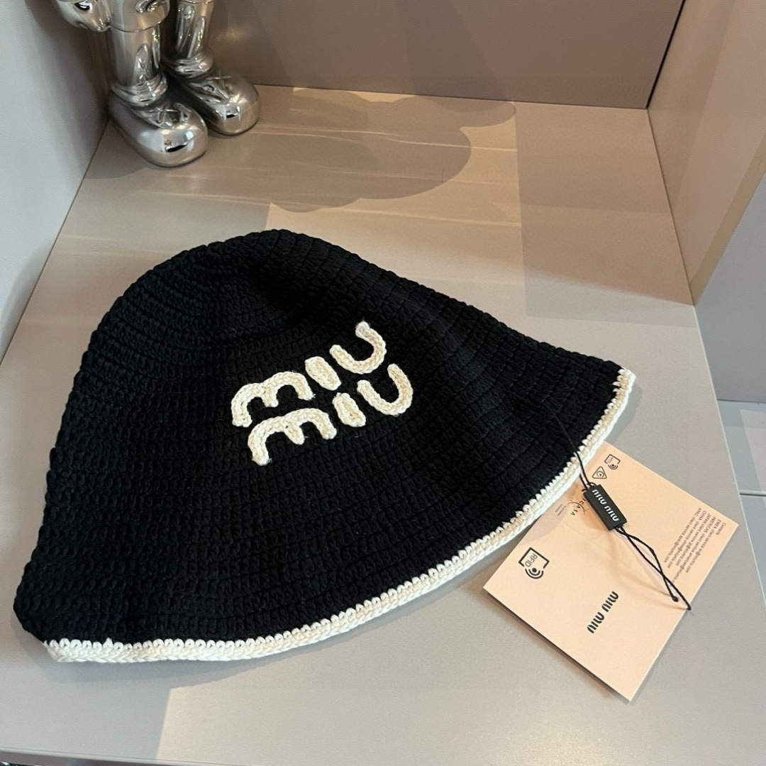 P

缪缪miumiu专柜新款针织渔夫帽，官方新款 细节图待上