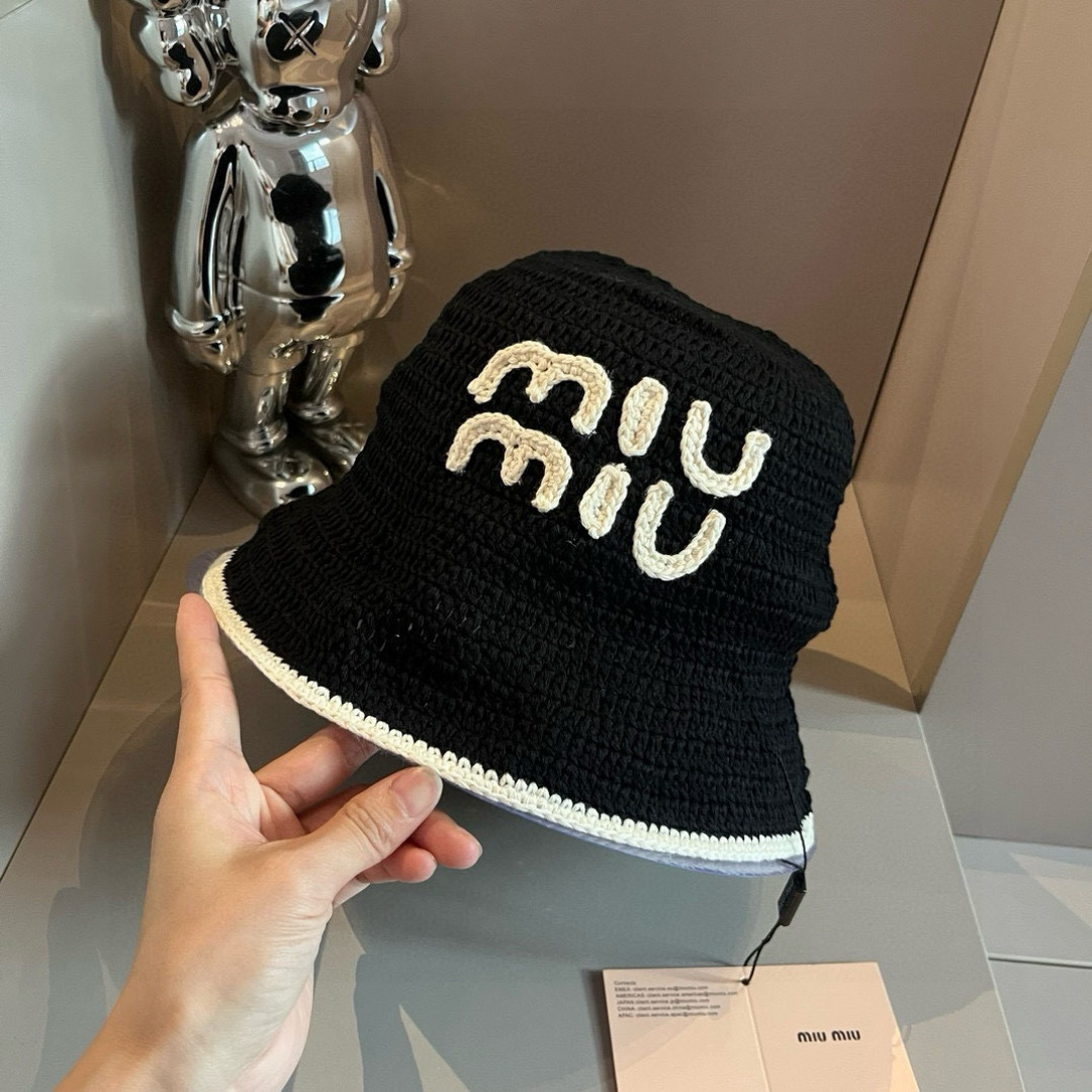 P

缪缪miumiu专柜新款针织渔夫帽，官方新款 细节图待上