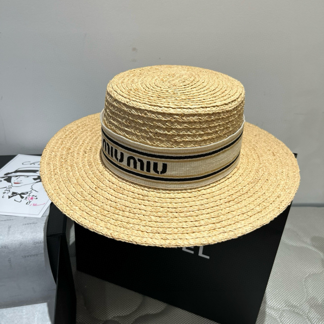 P

缪缪miumiu拉菲草平顶帽，专柜新款，且买且珍惜，卖一个少一个，头围可以调节 细节待上