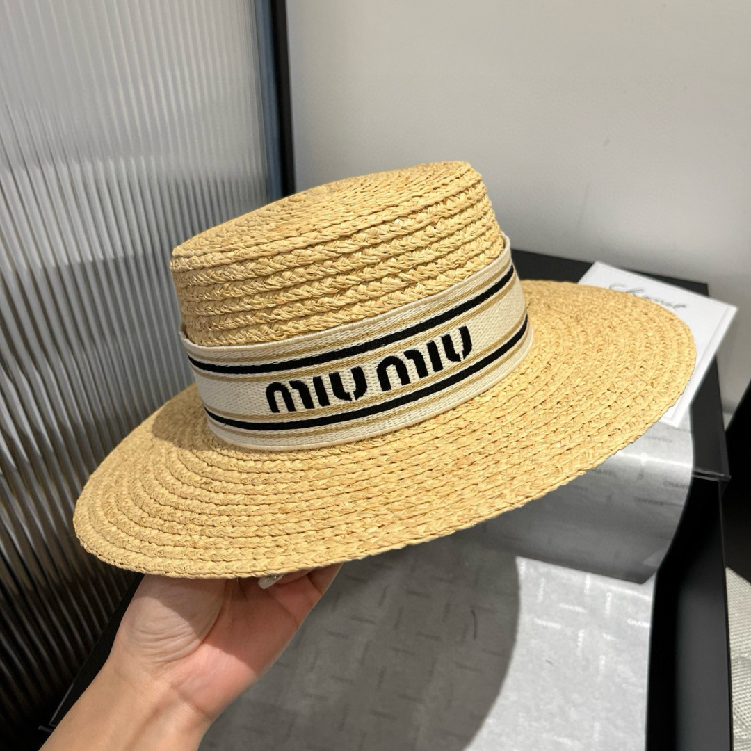 P

缪缪miumiu拉菲草平顶帽，专柜新款，且买且珍惜，卖一个少一个，头围可以调节 细节待上