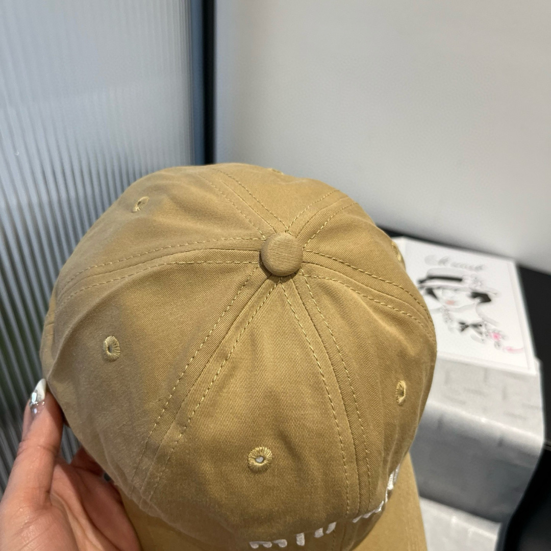 P

miumiu缪缪新款棒球帽，高级面料，头围57cm