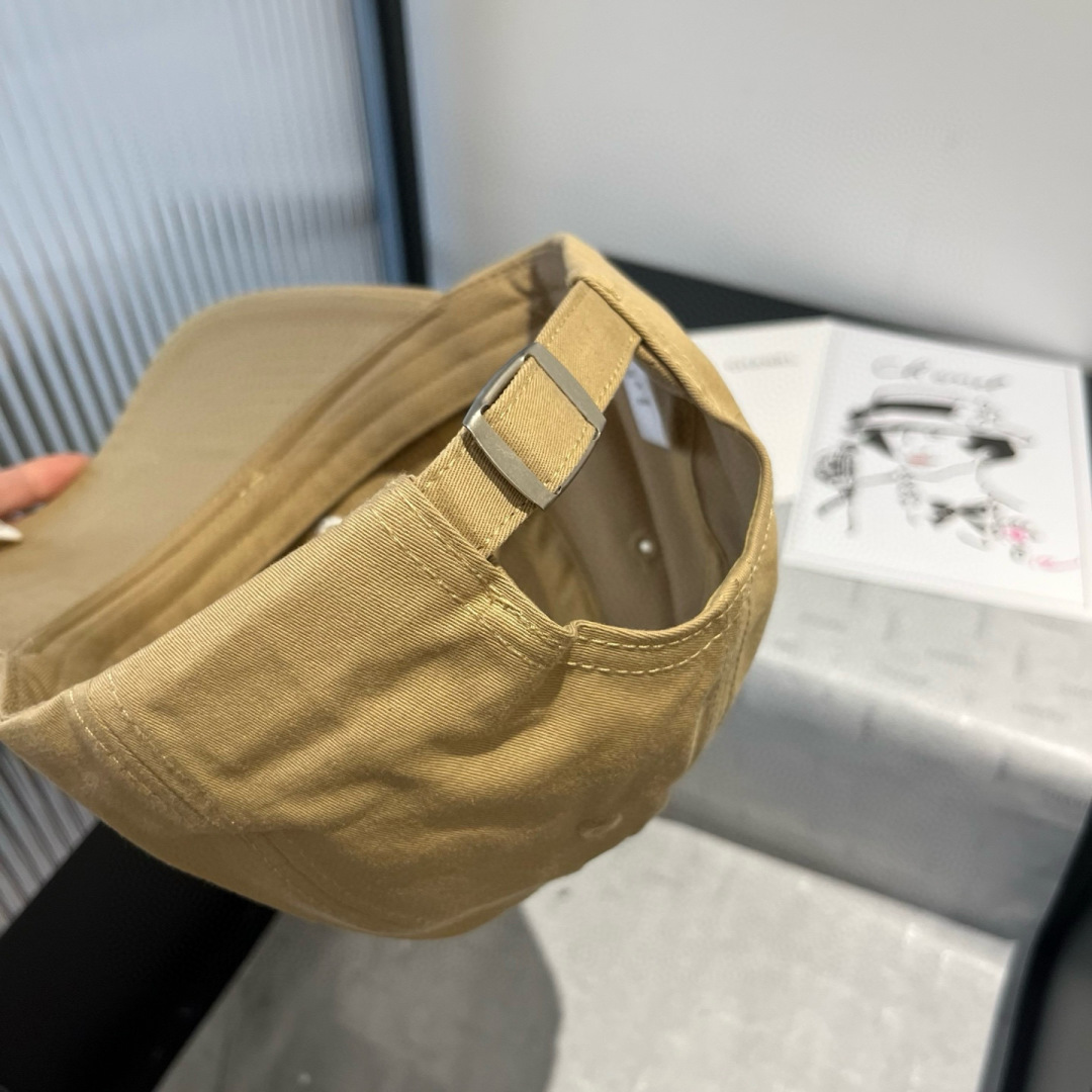 P

miumiu缪缪新款棒球帽，高级面料，头围57cm
