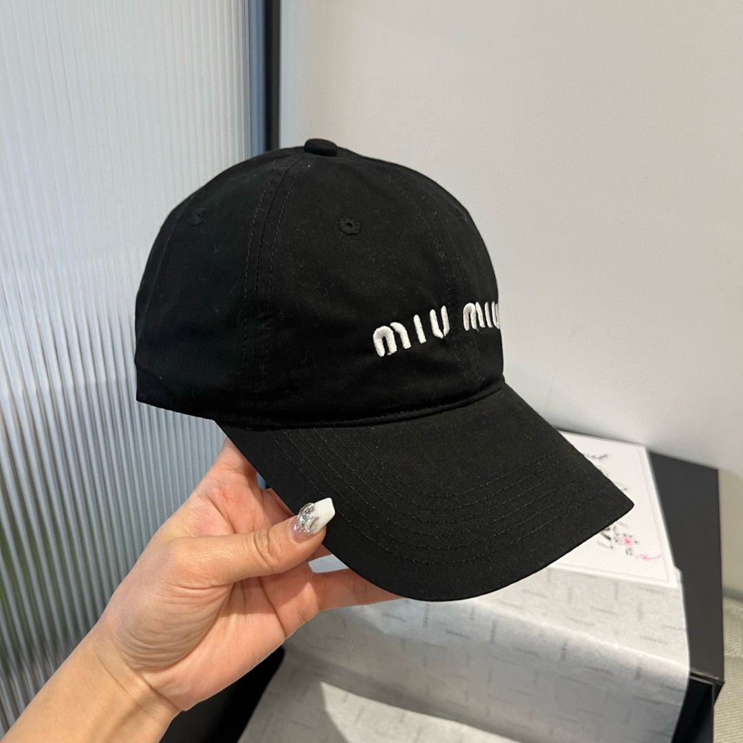 P

miumiu缪缪新款棒球帽，高级面料，头围57cm