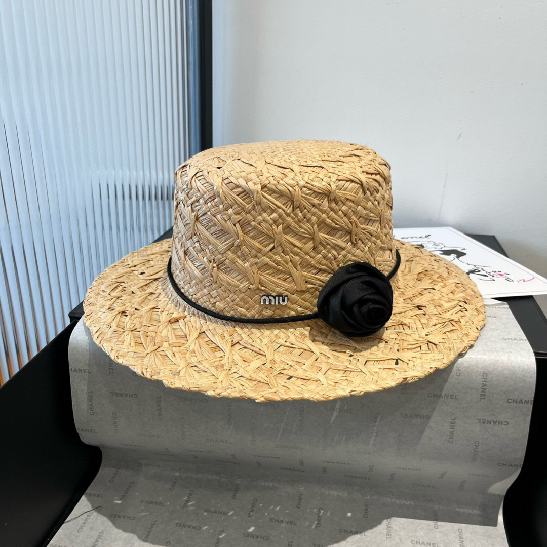 NO:227840,Miumiu 25 summer flat top straw hat, Rafi straw hat, head circumference 57cm hat, straw hat fisherman hat baseball hat, hat, miumiu, espadrilles, hats19860909miumiu缪缪25夏款平顶草帽,拉菲草帽,头围57cm帽子草帽渔夫帽棒球帽,帽子,miumiu,espadrilles,hats,hat