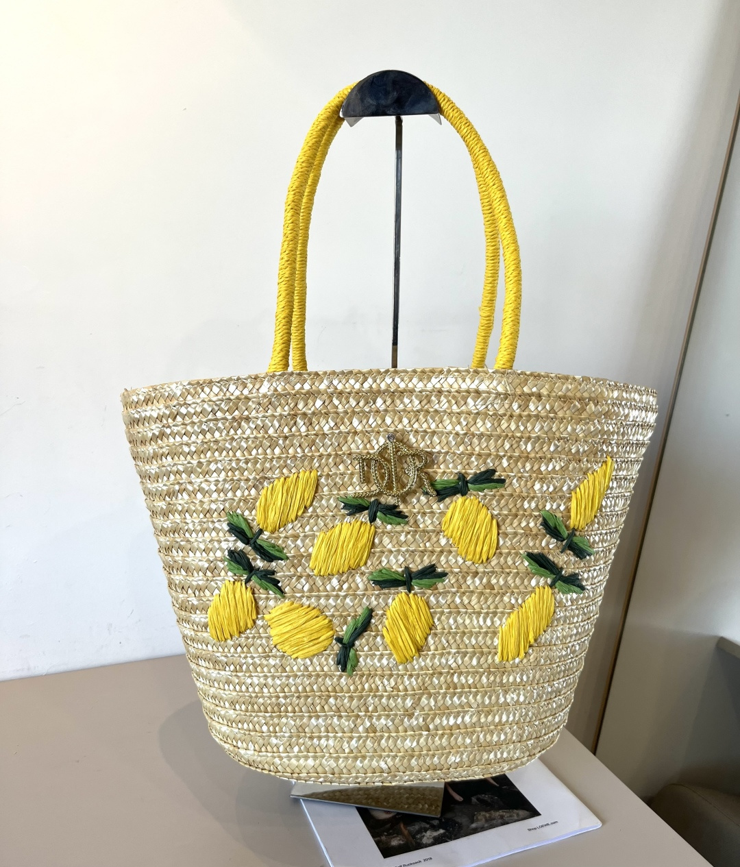 NO:229196,Dior Straw Grass One-shoulder handbag, hand-crocheted, essential for summer trips, specifications 44*28 Hat Straw Hat Fisherman's Hat Baseball Hat, Hats, Dior, Dior, espadrilles, hats19860909Dior迪奥麦秆草单肩手提包,手工钩织,夏日出游必备,规格44*28 帽子草帽渔夫帽棒球帽,帽子,dior,dior,espadrilles,hats,hat