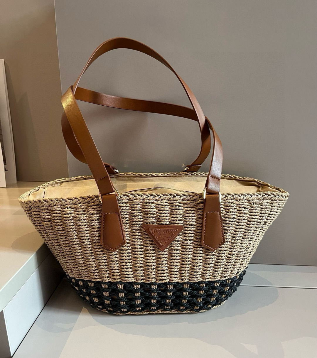 NO:229871,PRADA Prada vegetable basket straw woven bag, casual and lazy, must-have for summer clothes and travel, specifications 45*32*28 hat Straw hat Fisherman hat Baseball hat, hat, prada, prada, espadrilles, espadrilles, hats19860909PRADA普拉达菜篮子草编包,休闲慵懒,夏季搭衣出游必备,规格45*32*28帽子草帽渔夫帽棒球帽,帽子,prada,prada,espadrilles,espadrilles,hats,hat